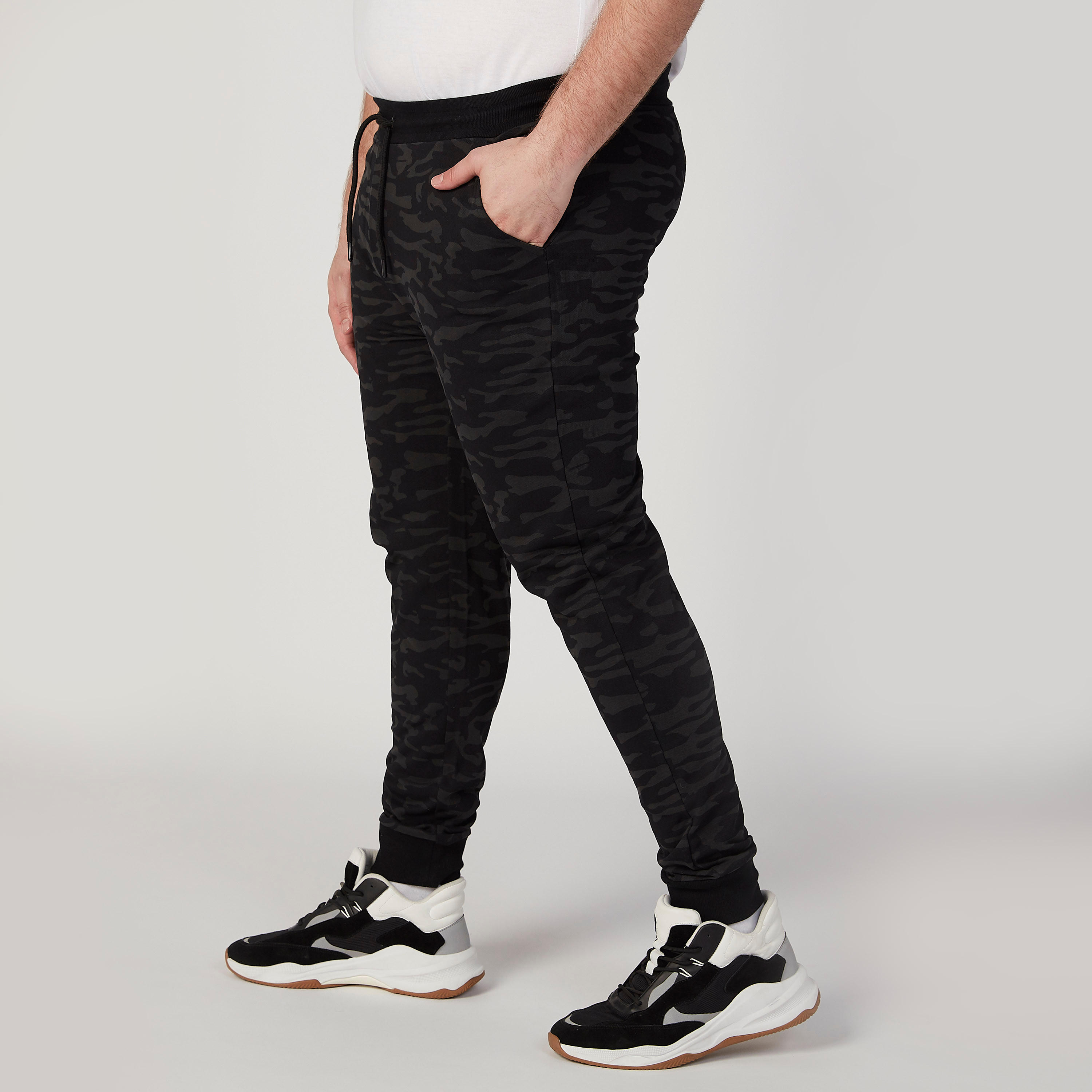 بنطلون رياضي طويل بخصر متوسط الارتفاع بجيوب وطبعات مموهة-men-clothing-bottoms-joggers-image-5