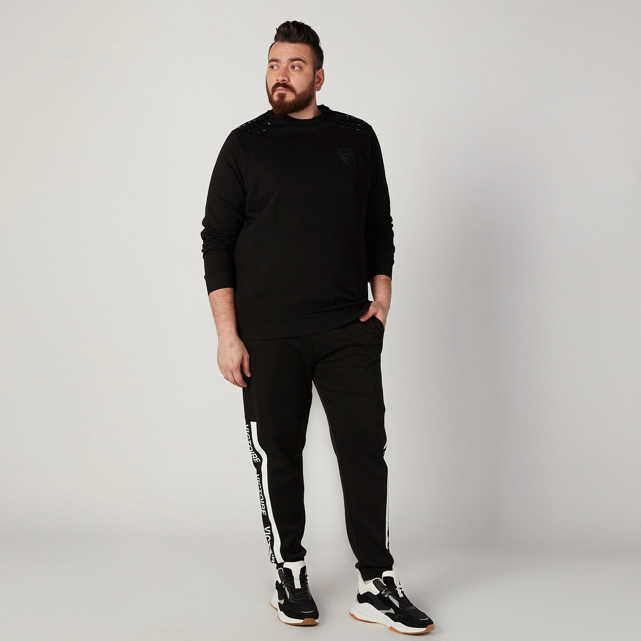 سويت شيرت مزيّن بياقة ضيّقة وأكمام طويلة-men-winterwear-hoodiesandsweatshirts-image-2