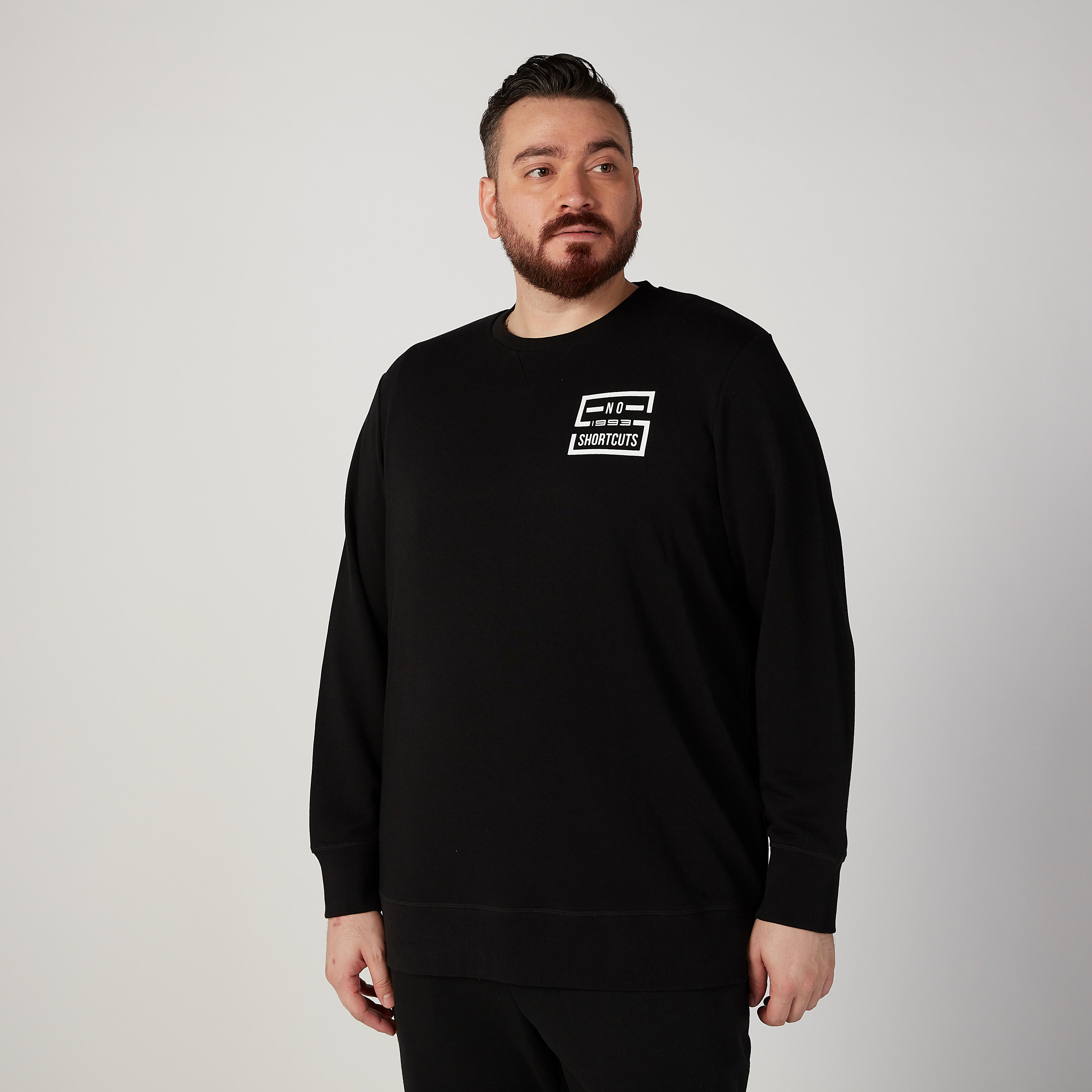 سويت شيرت بياقة مستديرة وأكمام طويلة وطبعات-men-winterwear-hoodiesandsweatshirts-image-1