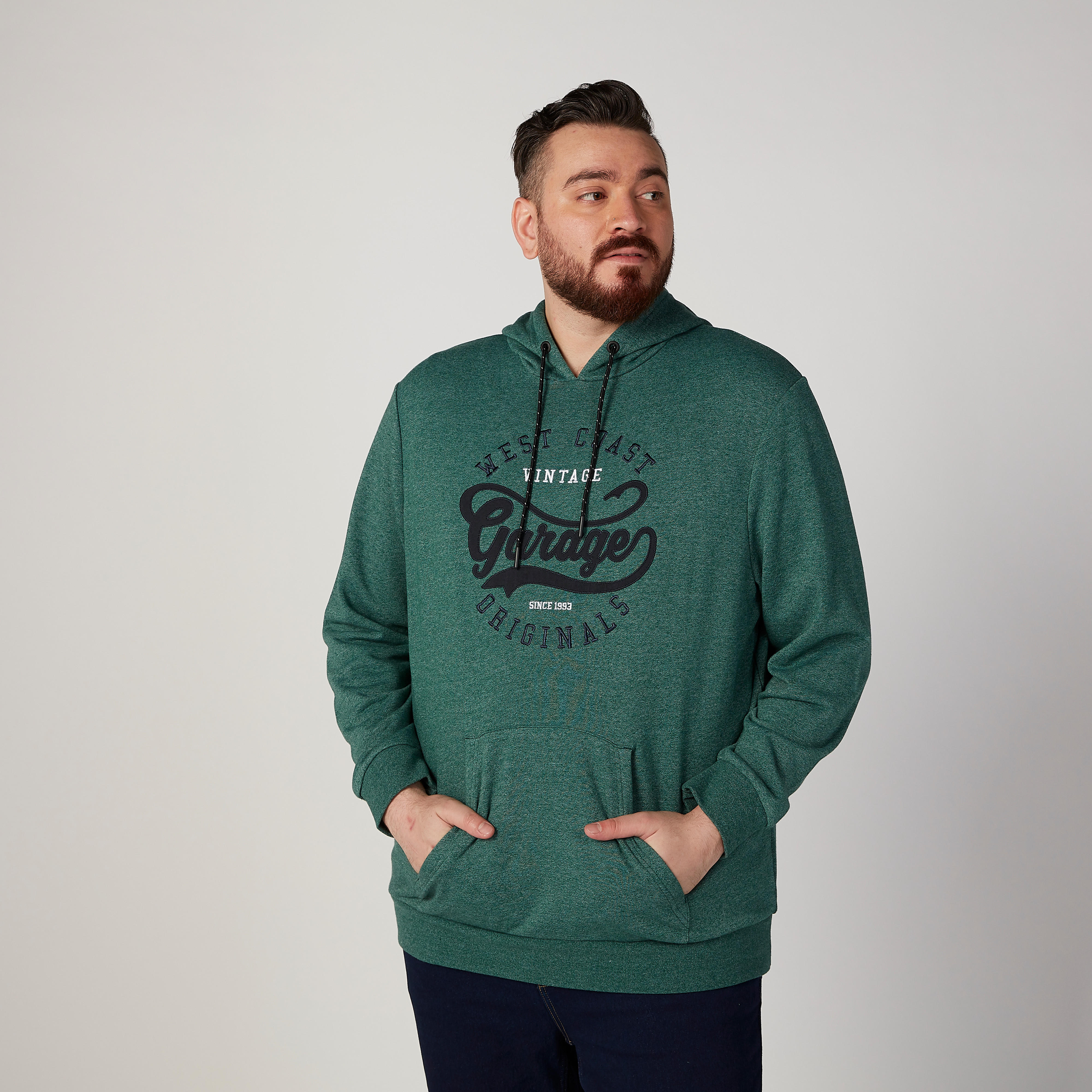 سويت شيرت بقبعة وأكمام طويلة وطبعات-men-winterwear-hoodiesandsweatshirts-image-1