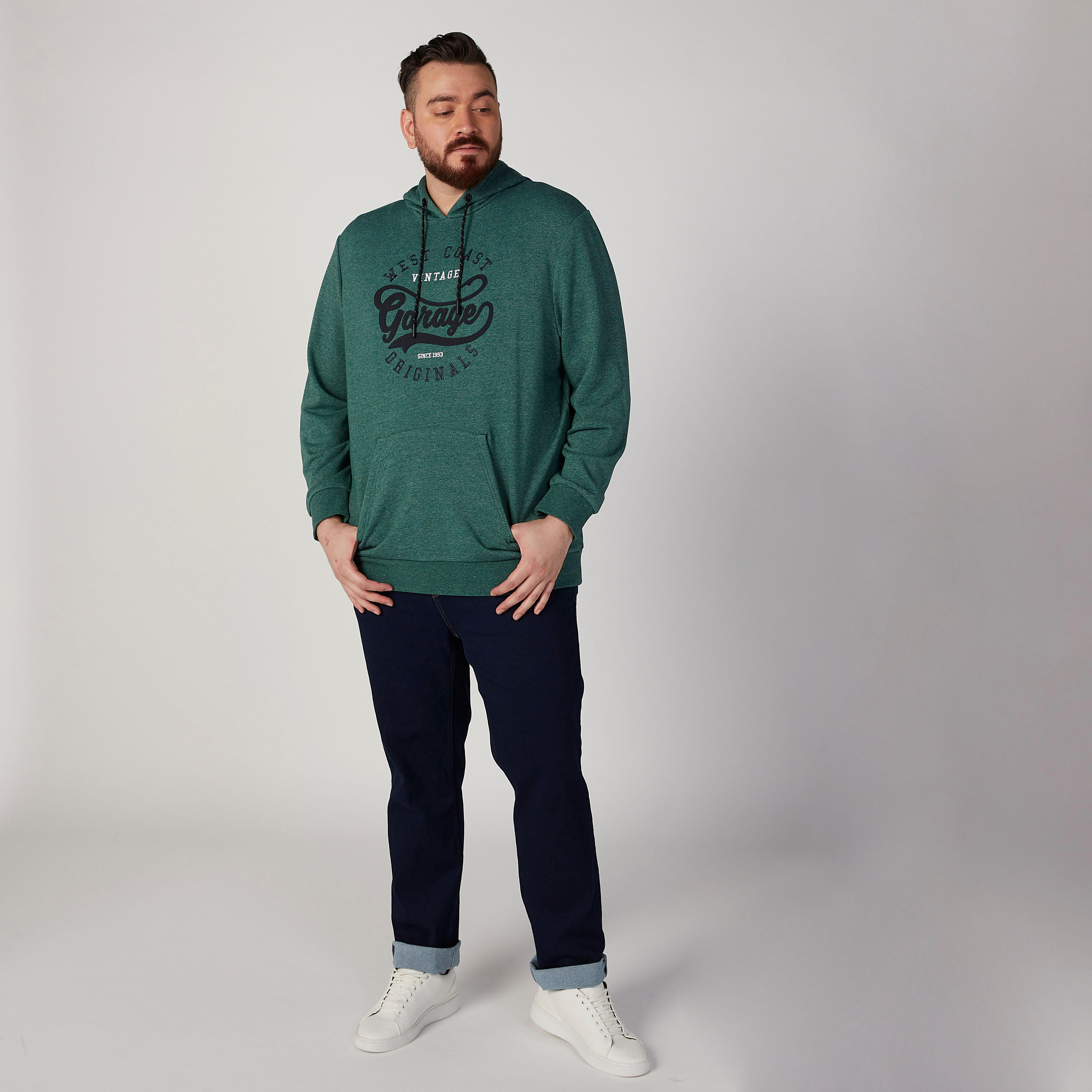 سويت شيرت بقبعة وأكمام طويلة وطبعات-men-winterwear-hoodiesandsweatshirts-image-2