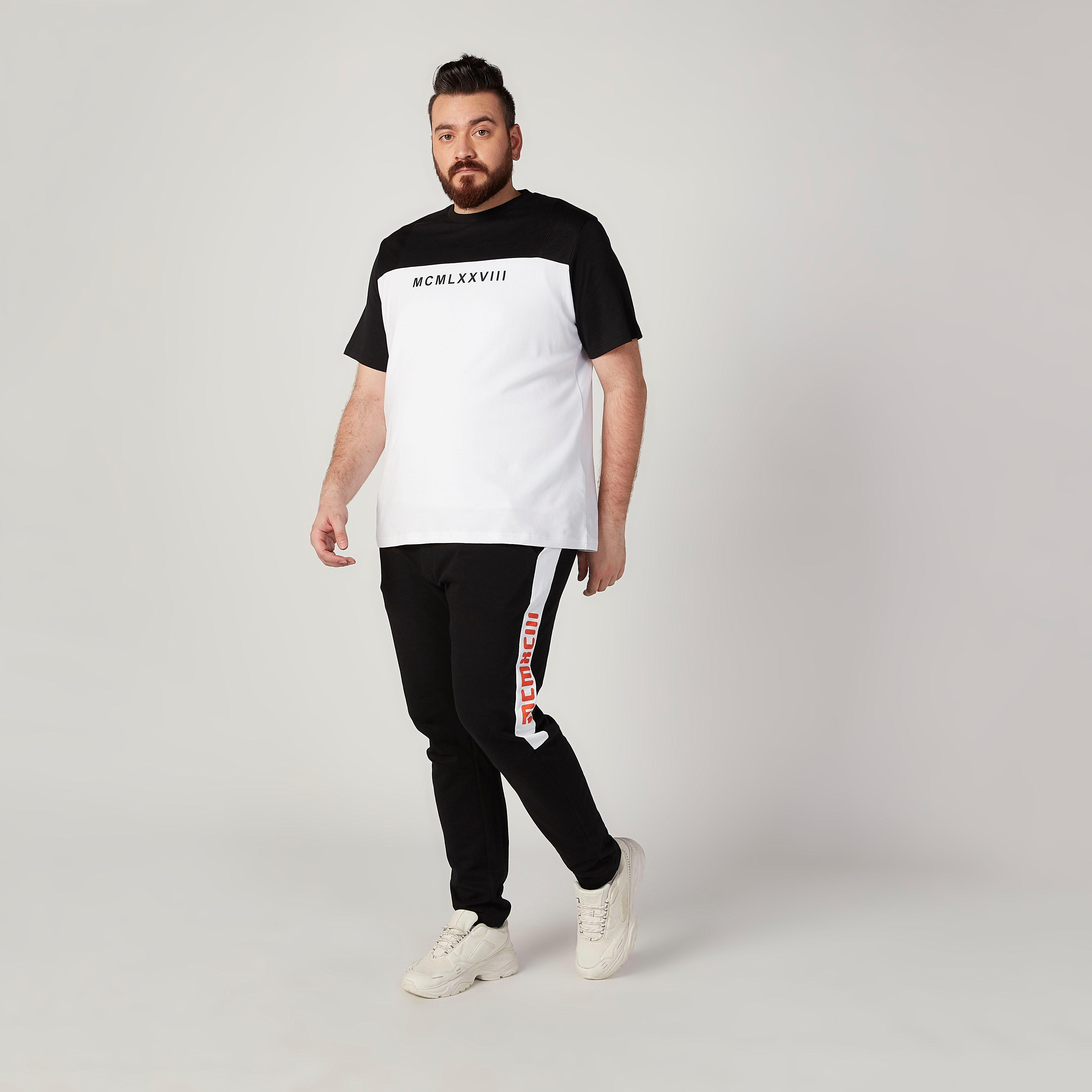 بنطلون رياضي بخصر مطّاطي متوسط الارتفاع وجيوب وطبعات-men-clothing-bottoms-joggers-image-2