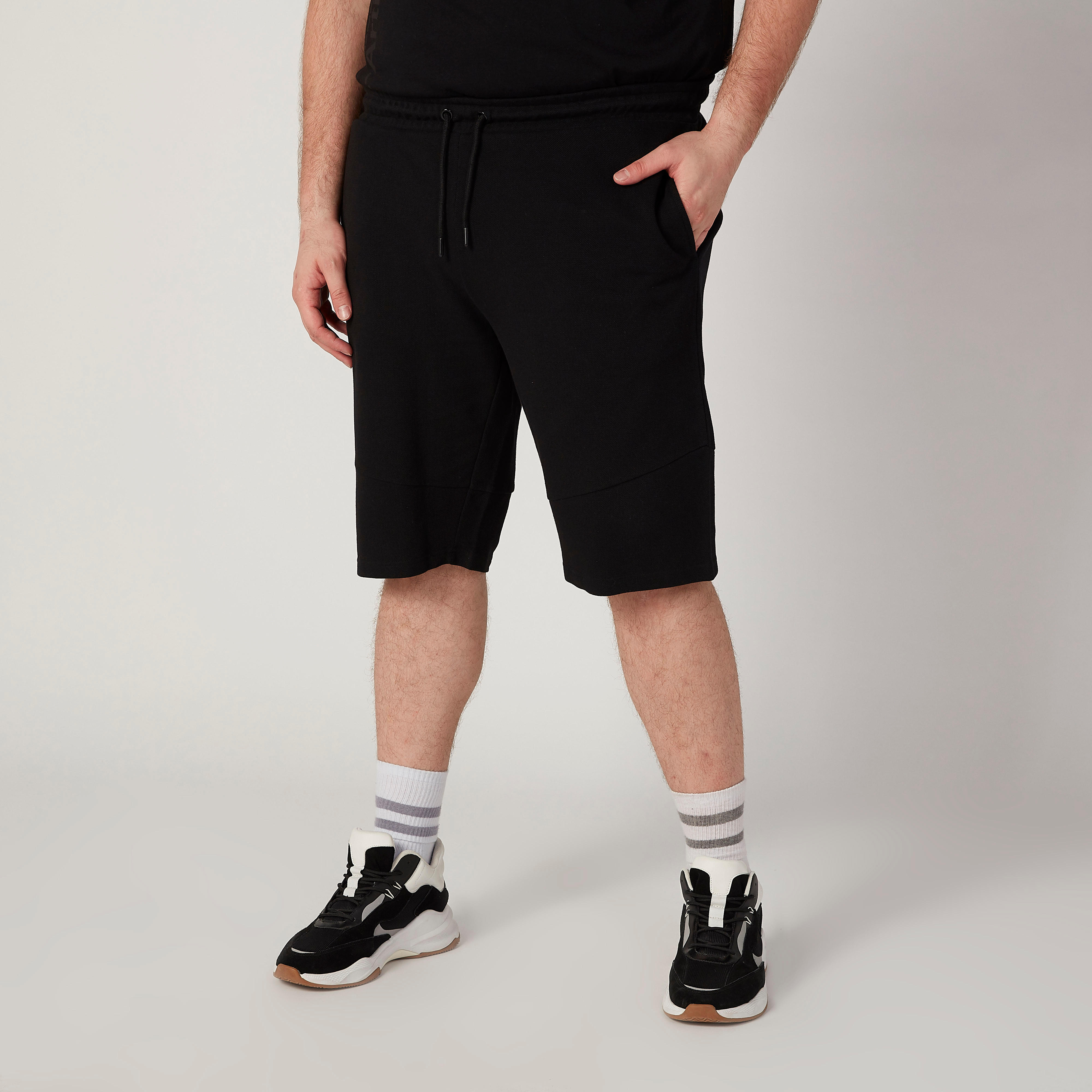 شورت سادة بخصر مطّاطي متوسط الارتفاع وجيوب-men-clothing-bottoms-shorts-image-1