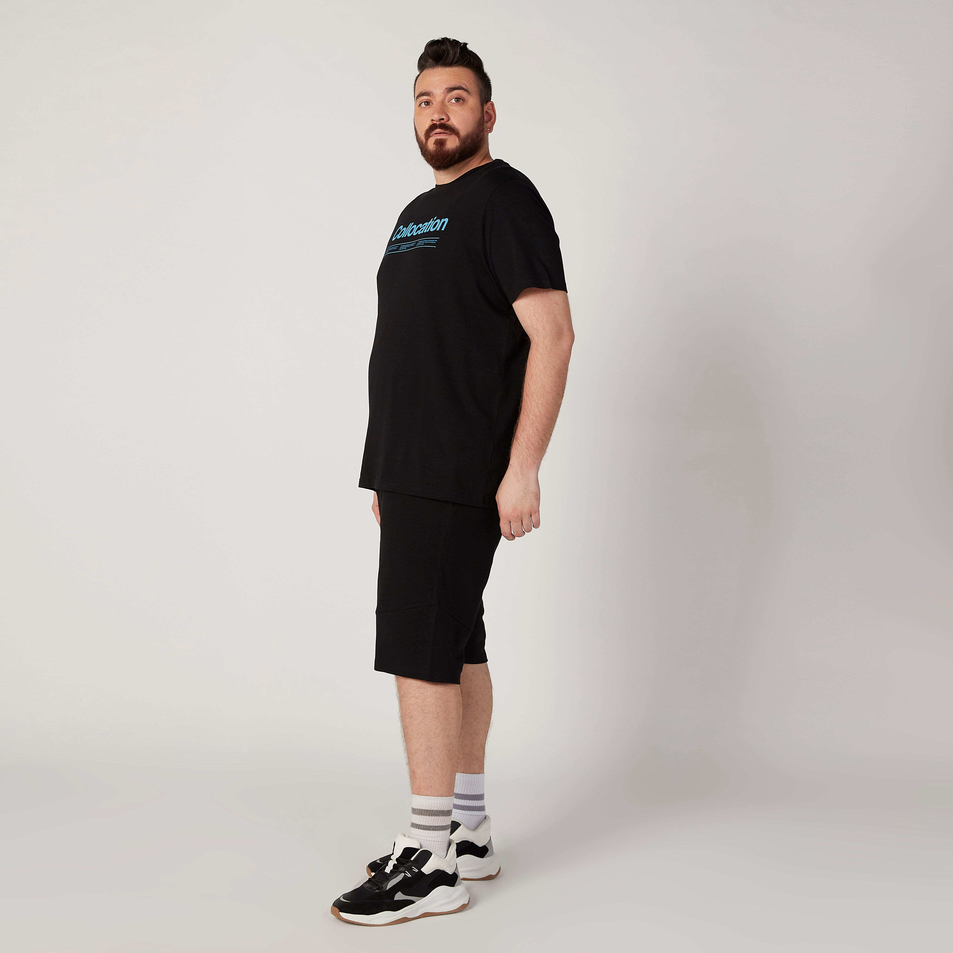 شورت سادة بخصر مطّاطي متوسط الارتفاع وجيوب-men-clothing-bottoms-shorts-image-3