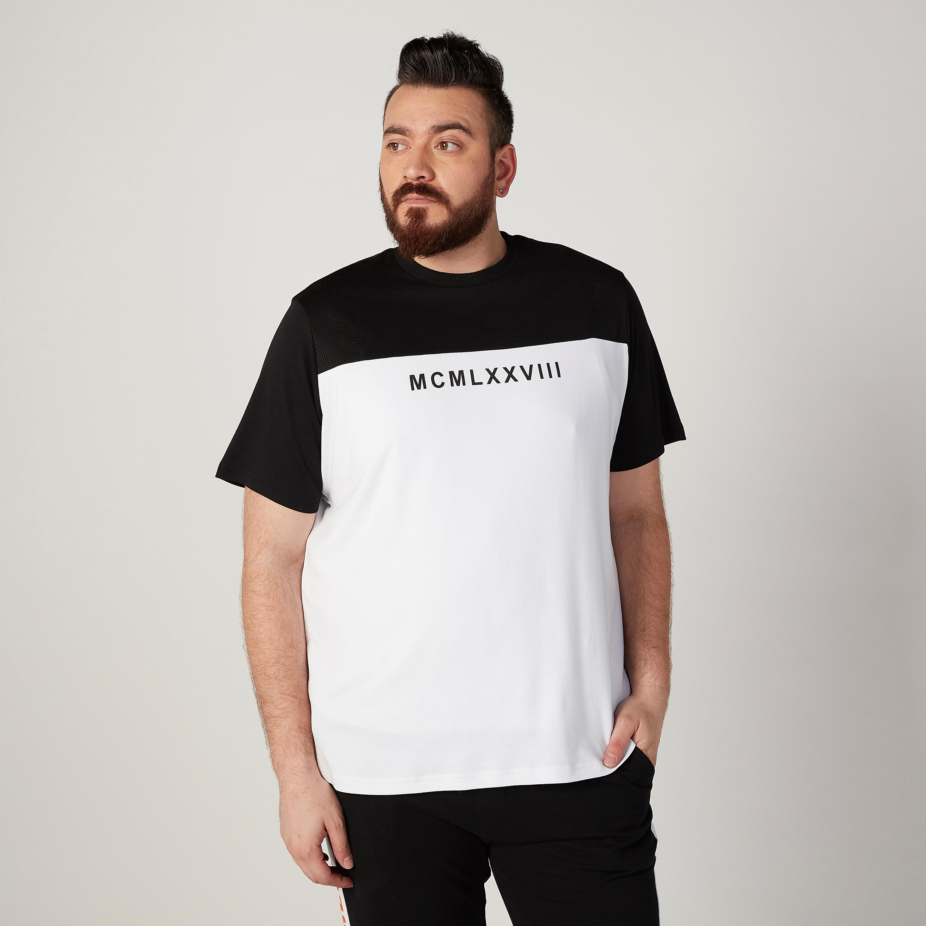 تيشيرت بياقة ضيّقة وأكمام قصيرة وطبعات-men-clothing-tshirtsandpolos-tshirts-image-1