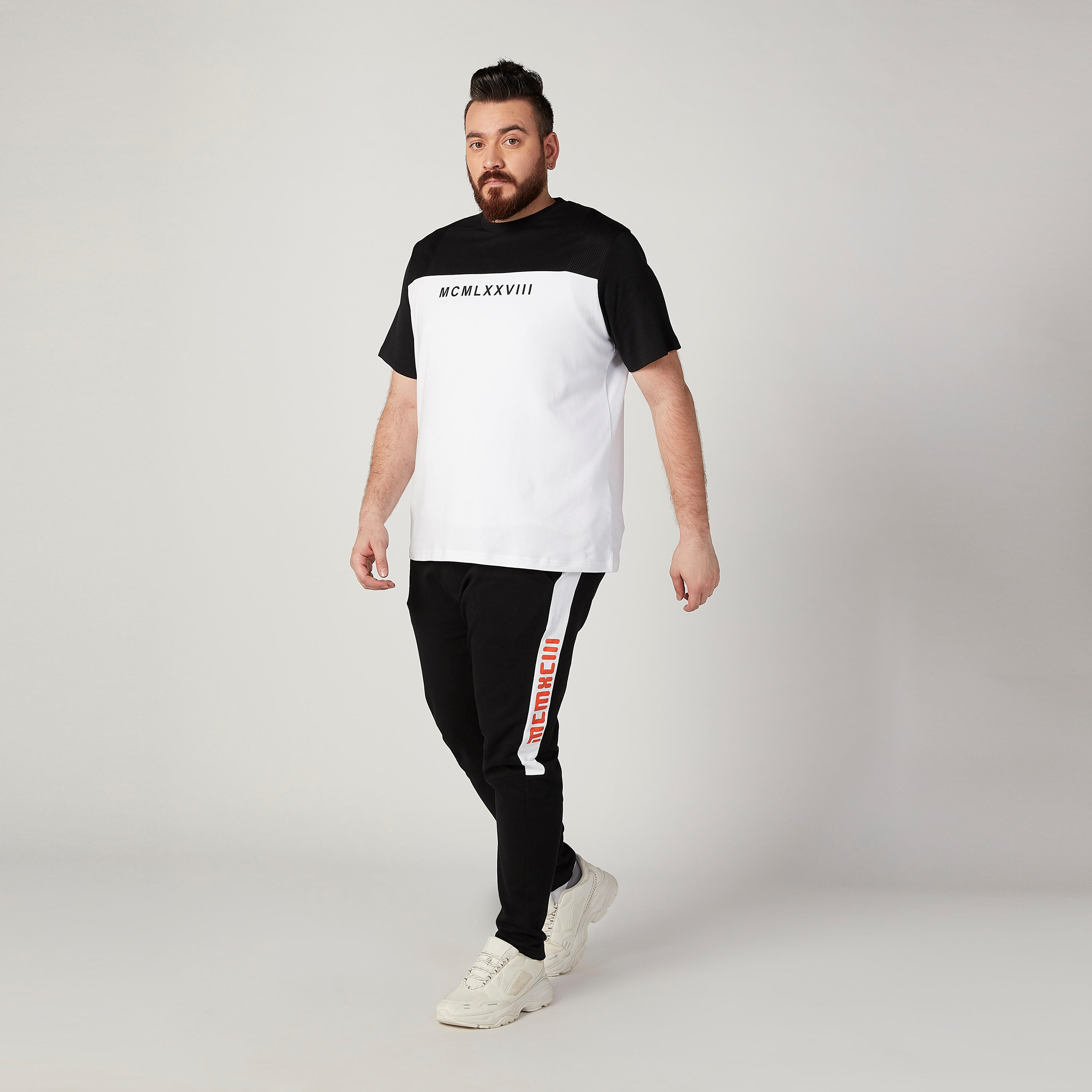 تيشيرت بياقة ضيّقة وأكمام قصيرة وطبعات-men-clothing-tshirtsandpolos-tshirts-image-2