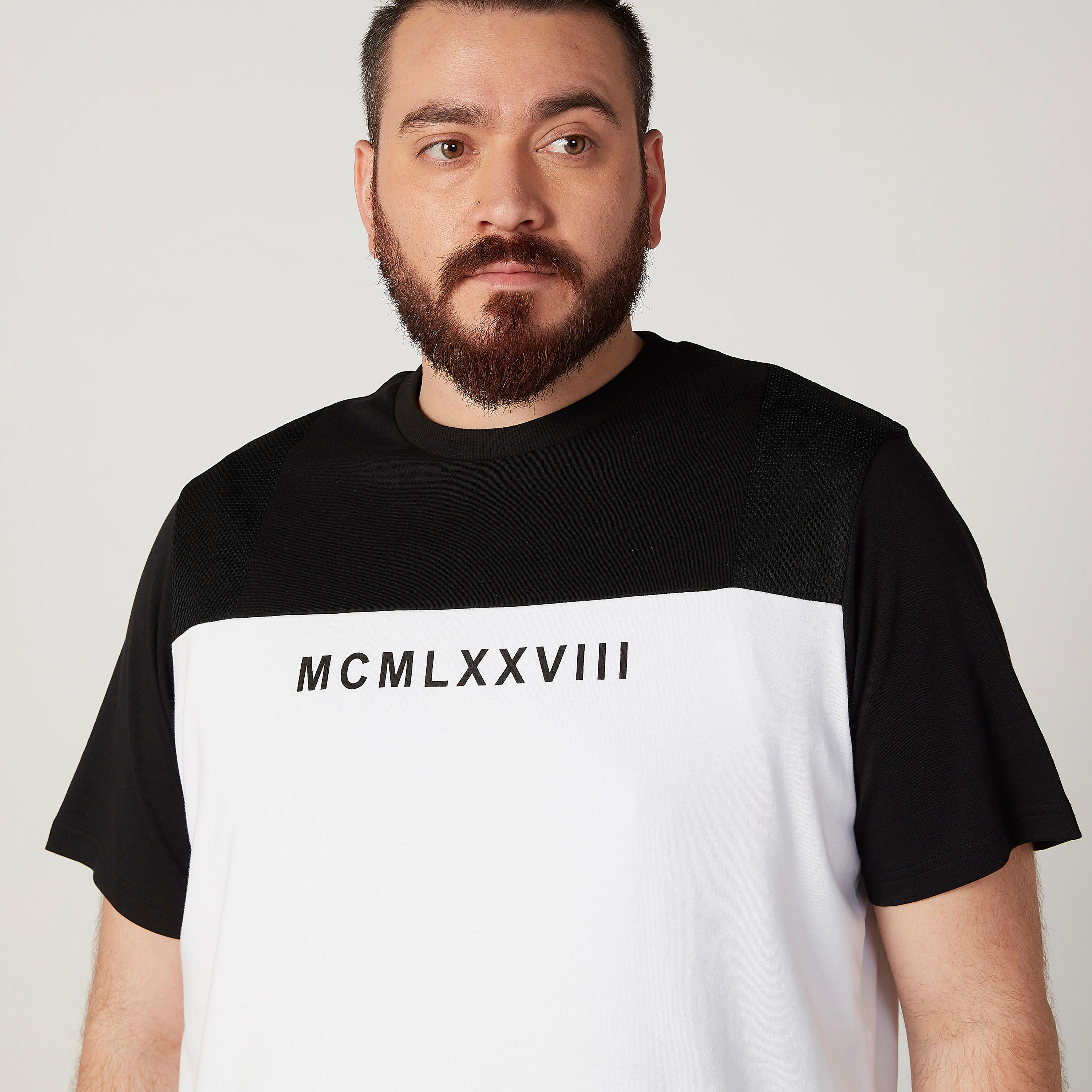 تيشيرت بياقة ضيّقة وأكمام قصيرة وطبعات-men-clothing-tshirtsandpolos-tshirts-image-3