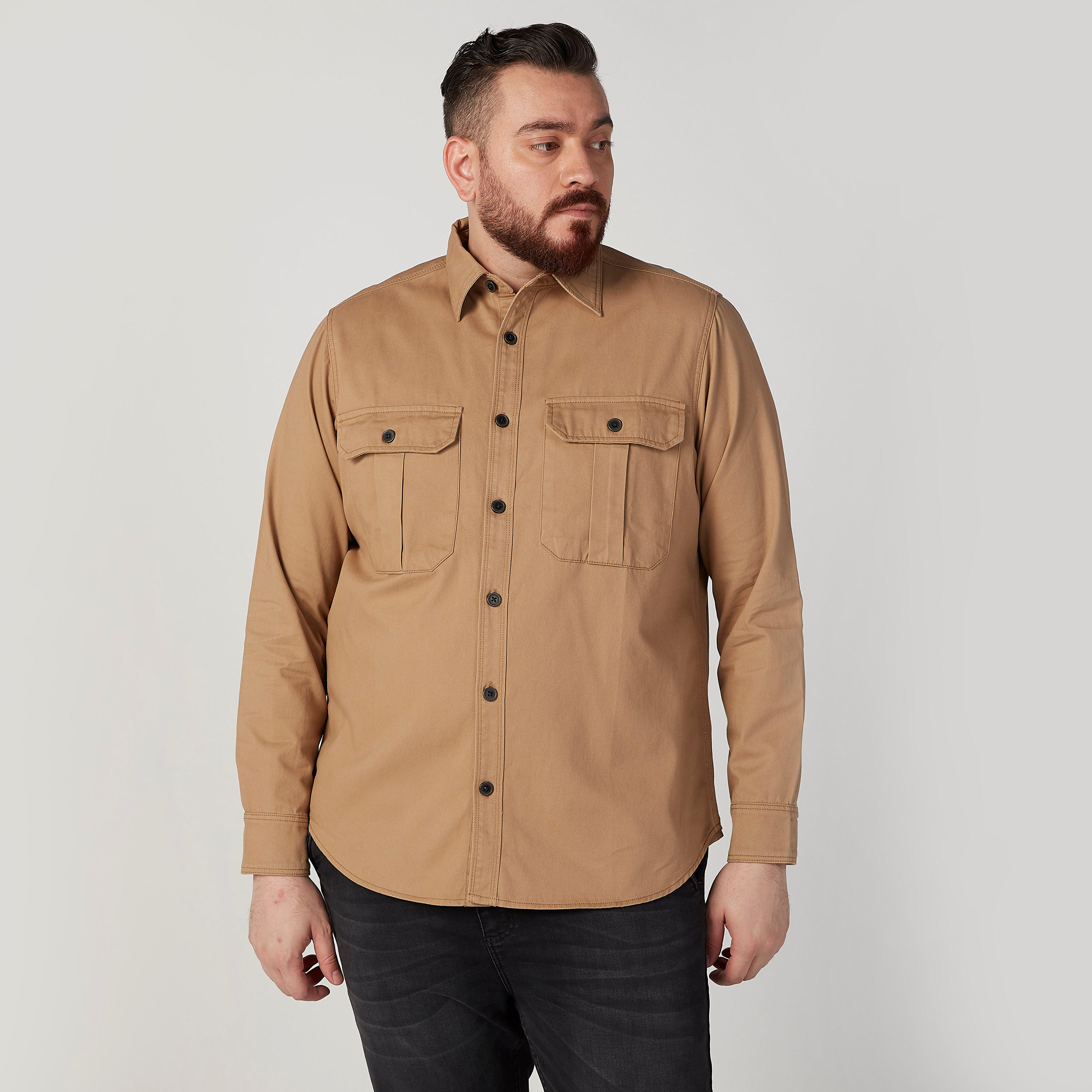 قميص سادة بأكمام طويلة وجيوب بطيّة-men-clothing-shirts-image-1