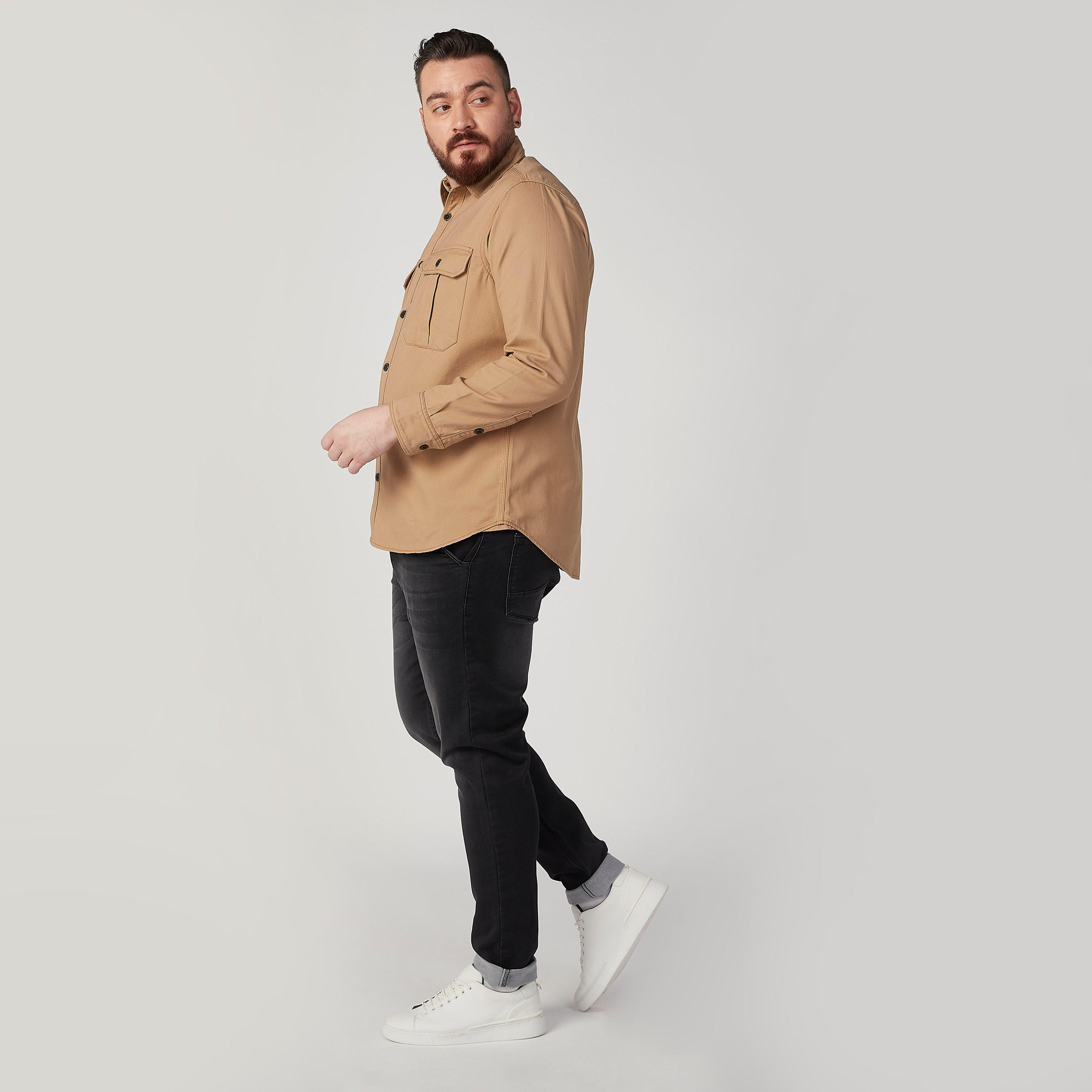 قميص سادة بأكمام طويلة وجيوب بطيّة-men-clothing-shirts-image-2