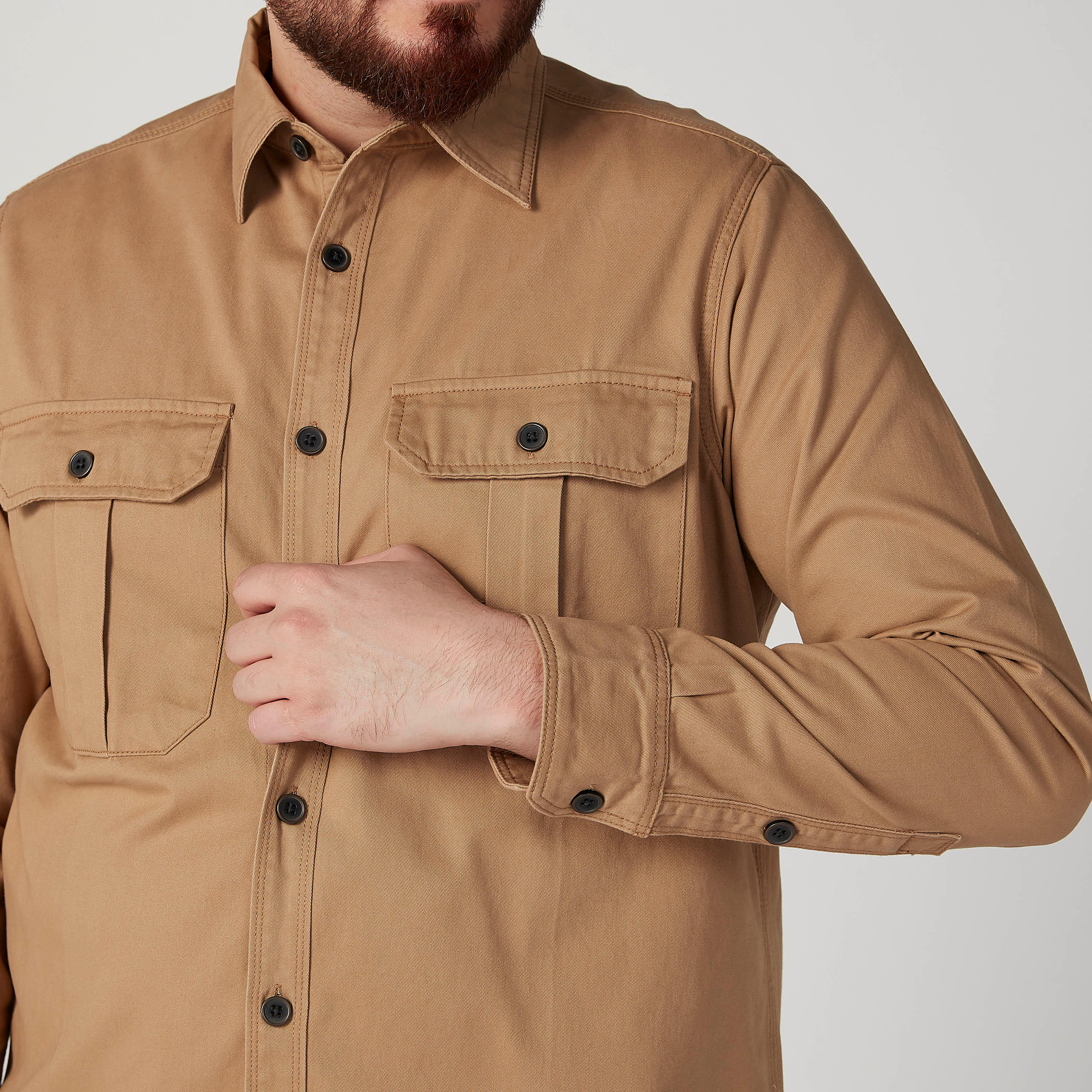 قميص سادة بأكمام طويلة وجيوب بطيّة-men-clothing-shirts-image-3