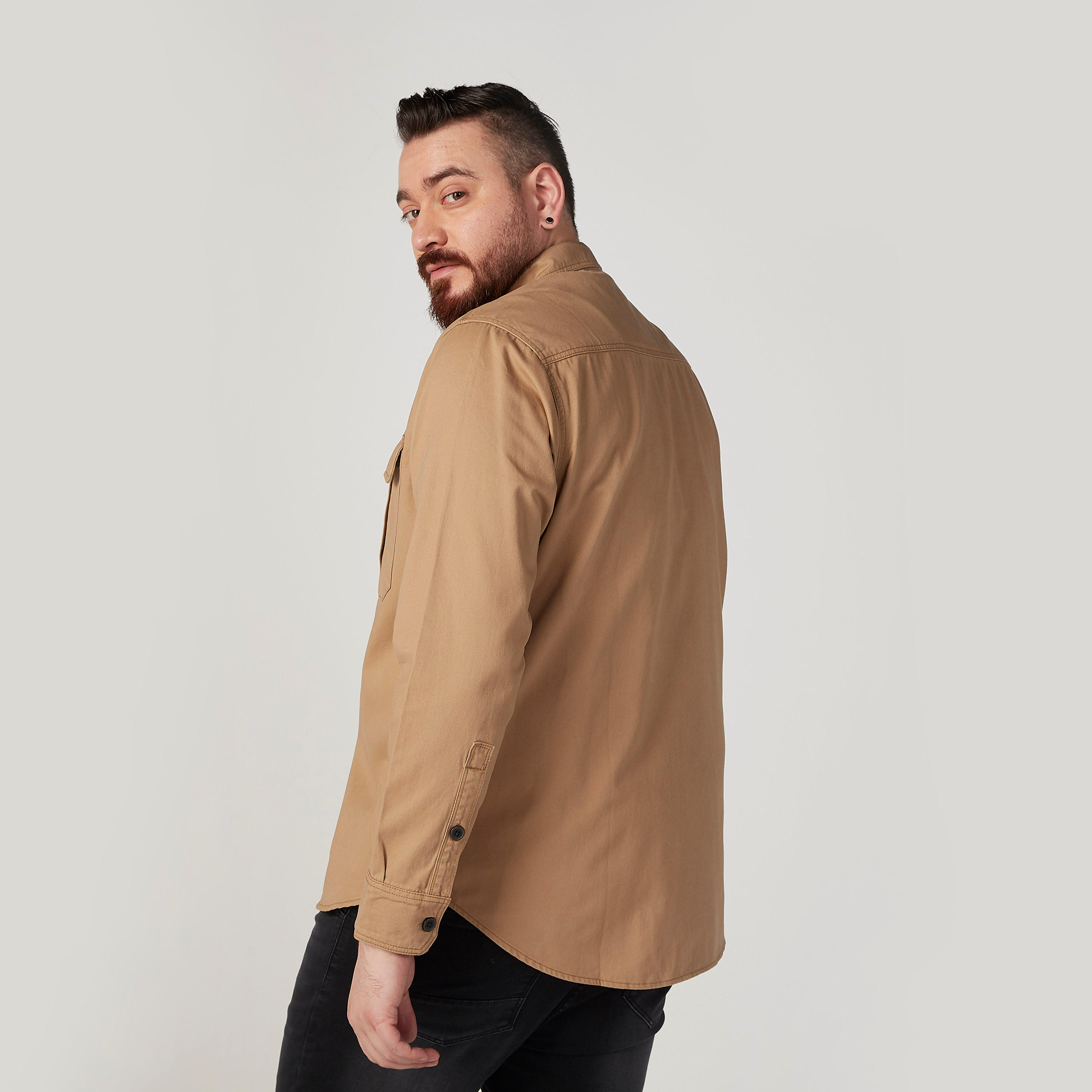 قميص سادة بأكمام طويلة وجيوب بطيّة-men-clothing-shirts-image-4