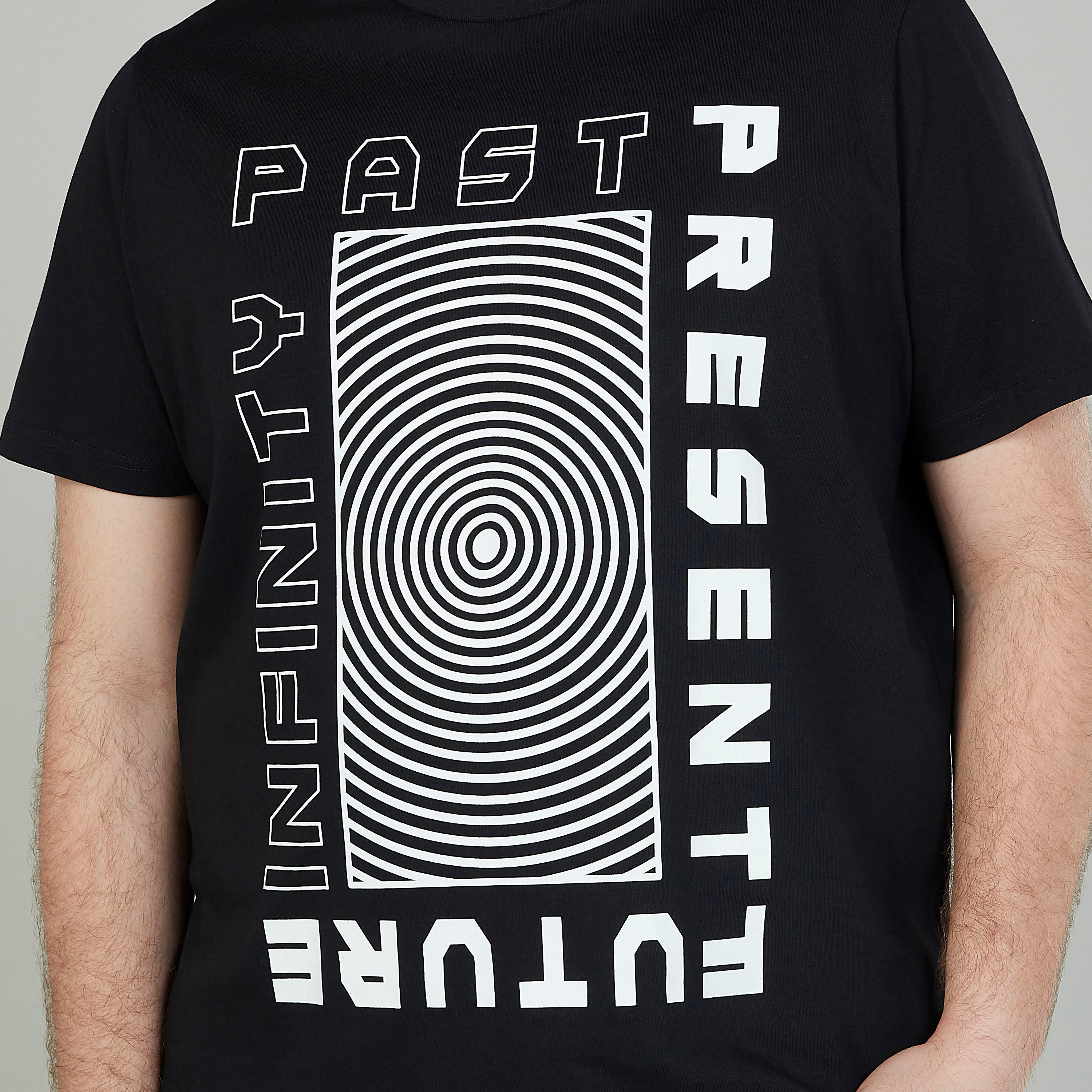 تيشيرت بياقة مستديرة وأكمام قصيرة وطبعات-men-clothing-tshirtsandpolos-tshirts-image-2