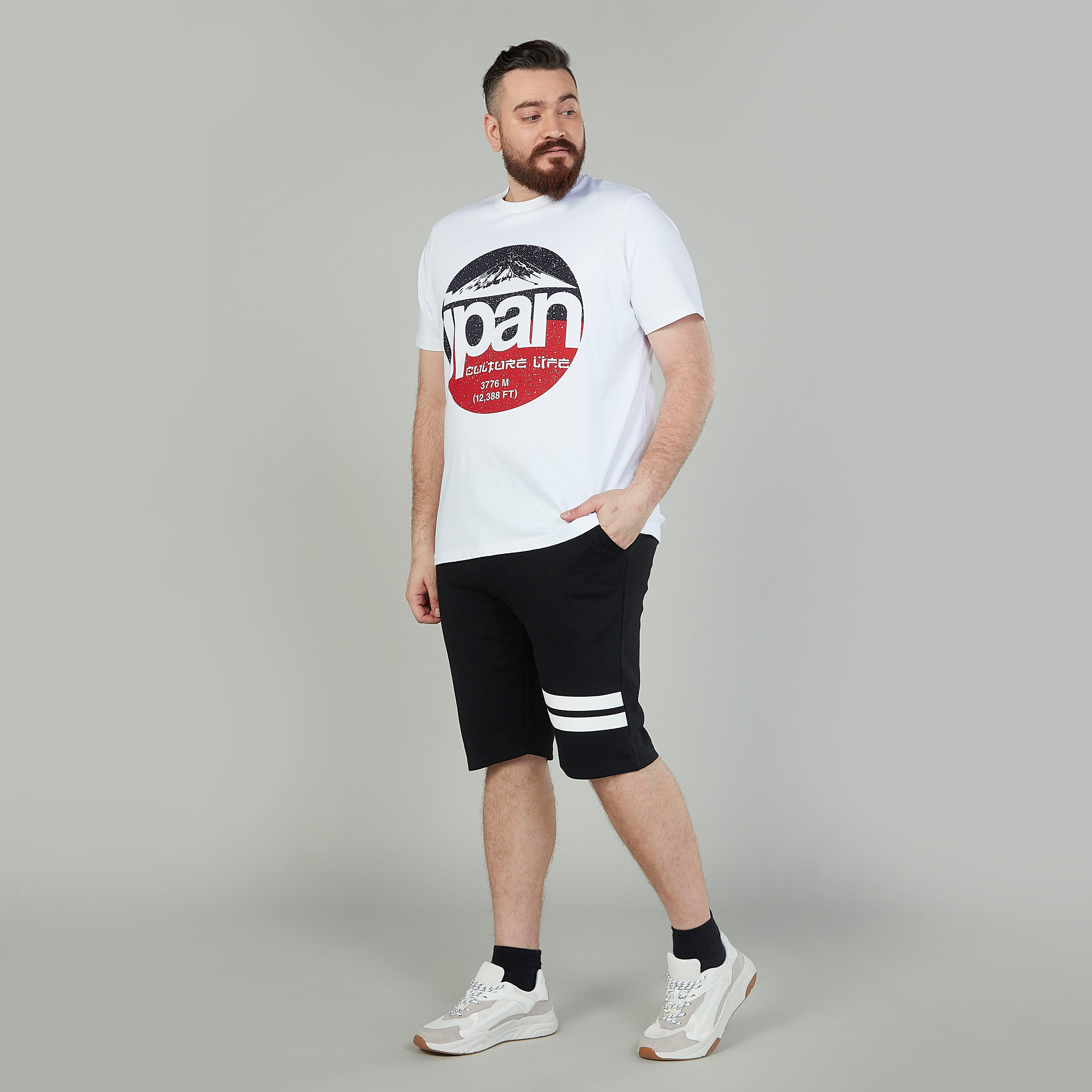 تيشيرت بياقة ضيّقة وأكمام قصيرة وطبعات-men-clothing-tshirtsandpolos-tshirts-image-2