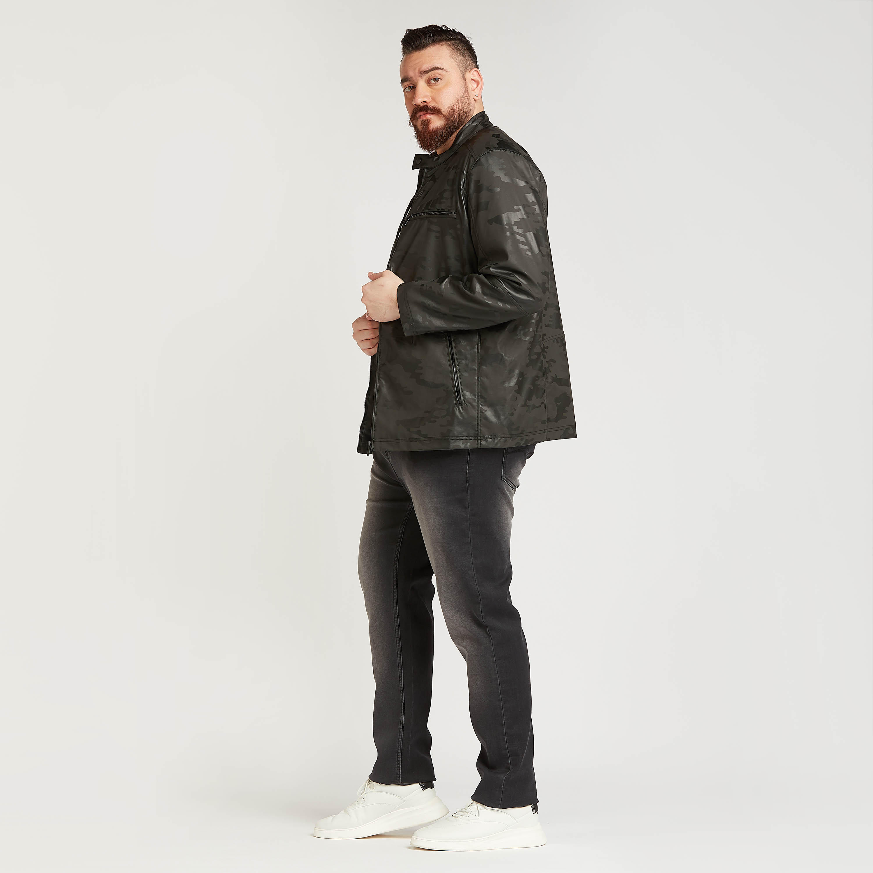 جاكيت بومبر بأكمام طويلة وجيوب وطبعات-men-clothing-jacketsandblazers-jackets-image-2
