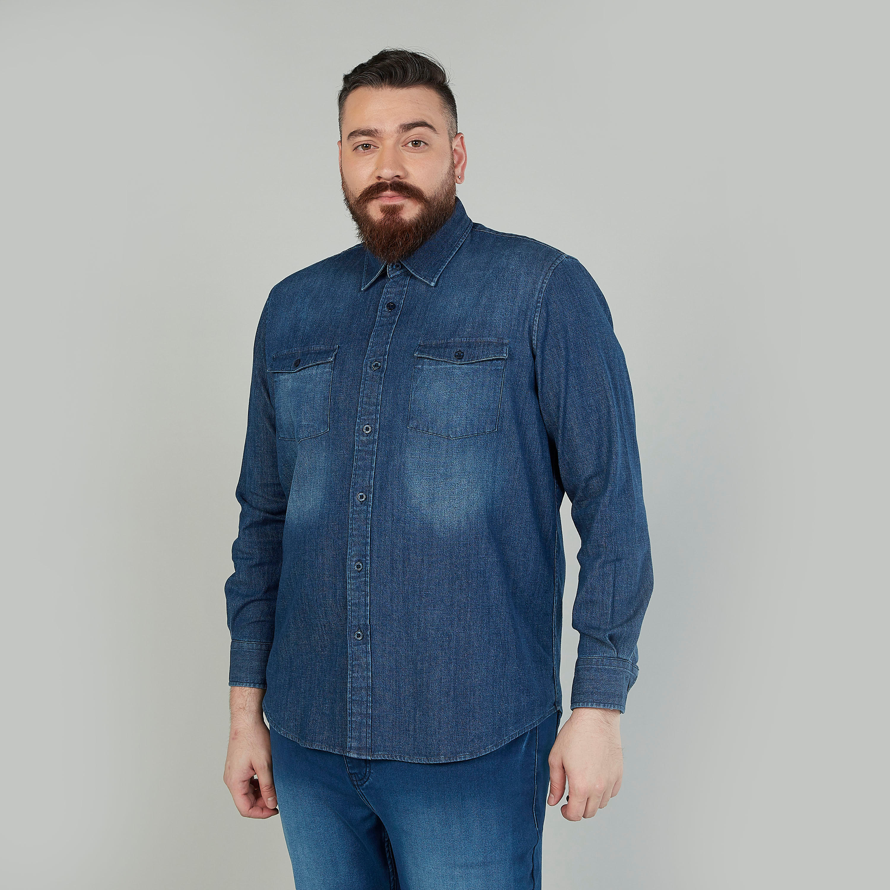 قميص دنيم بأكمام طويلة وجيوب بطيّة-men-clothing-shirts-image-1