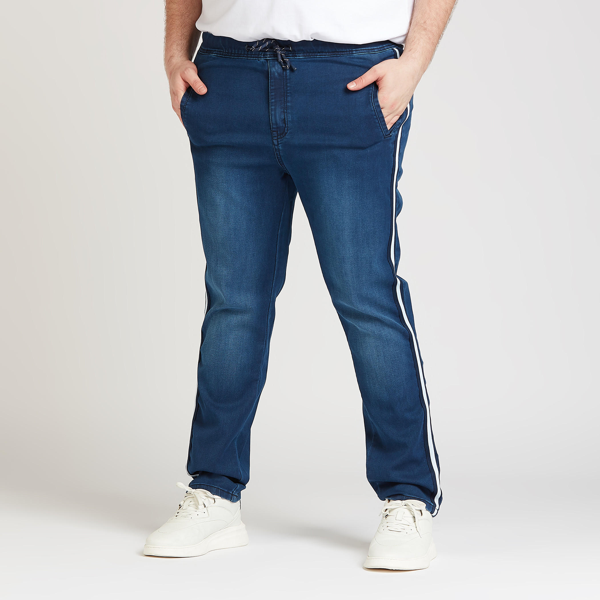 بنطلون جينز طويل بتفاصيل مطرزة وجيوب-men-clothing-bottoms-jeans-image-1