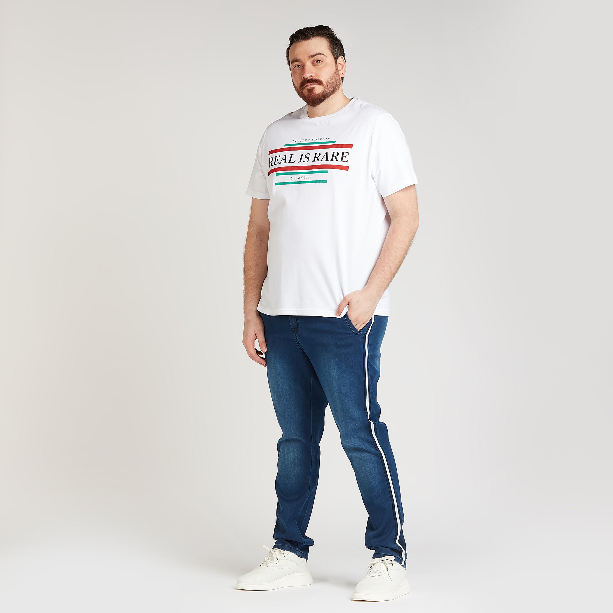 بنطلون جينز طويل بتفاصيل مطرزة وجيوب-men-clothing-bottoms-jeans-image-2