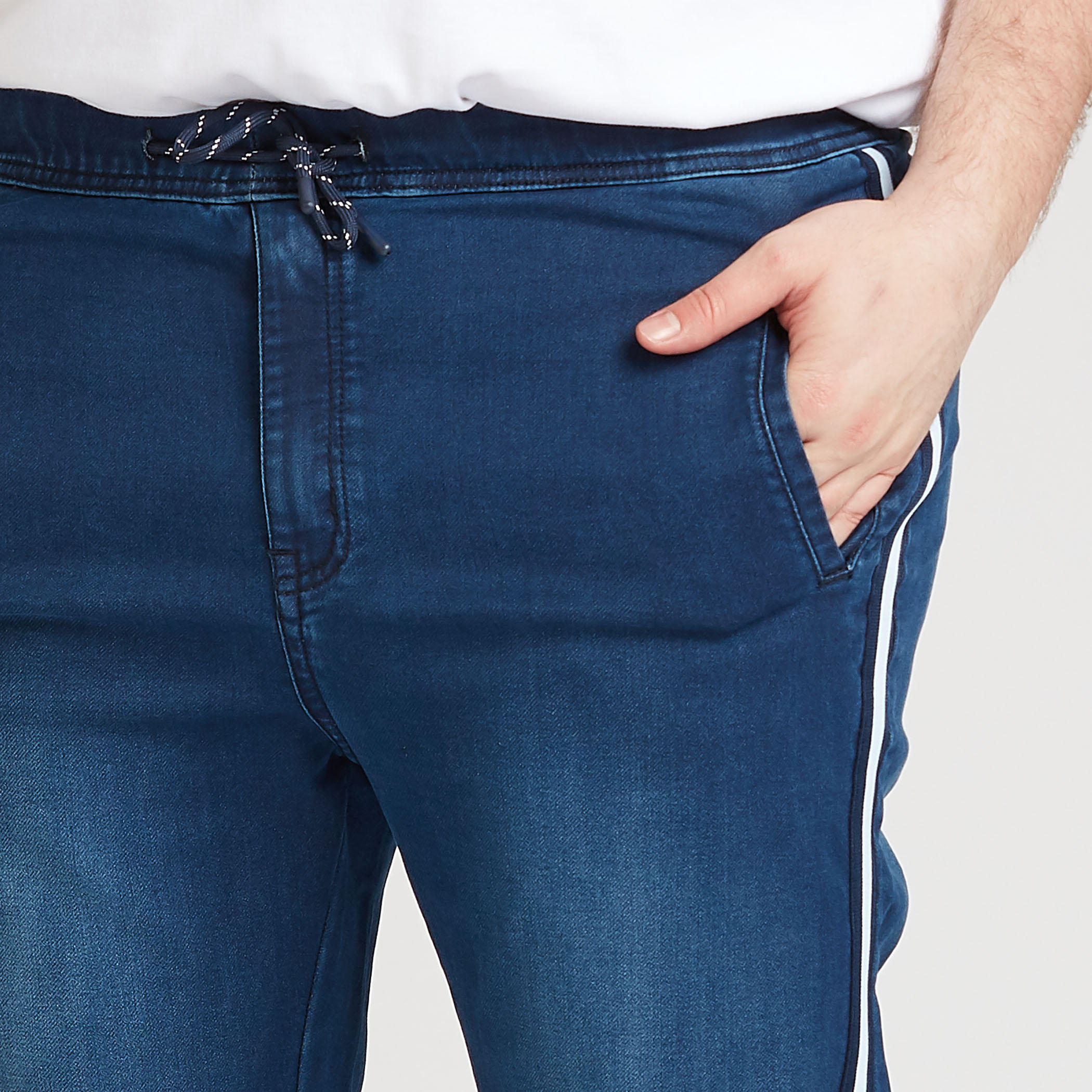 بنطلون جينز طويل بتفاصيل مطرزة وجيوب-men-clothing-bottoms-jeans-image-3