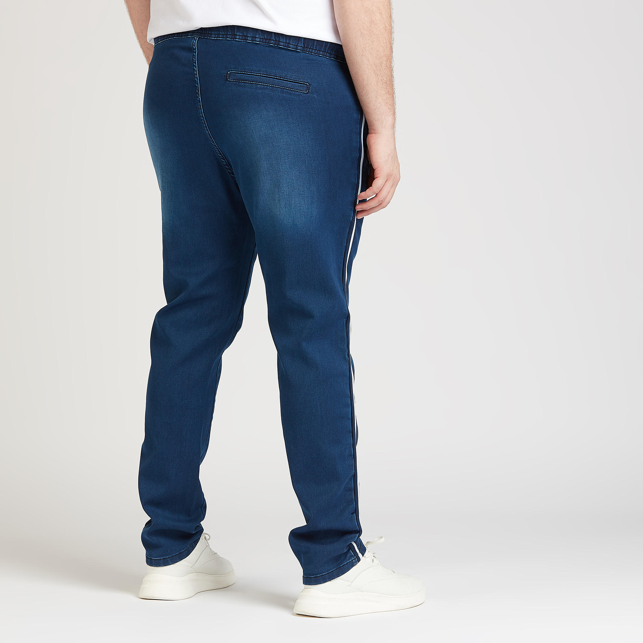 بنطلون جينز طويل بتفاصيل مطرزة وجيوب-men-clothing-bottoms-jeans-image-4