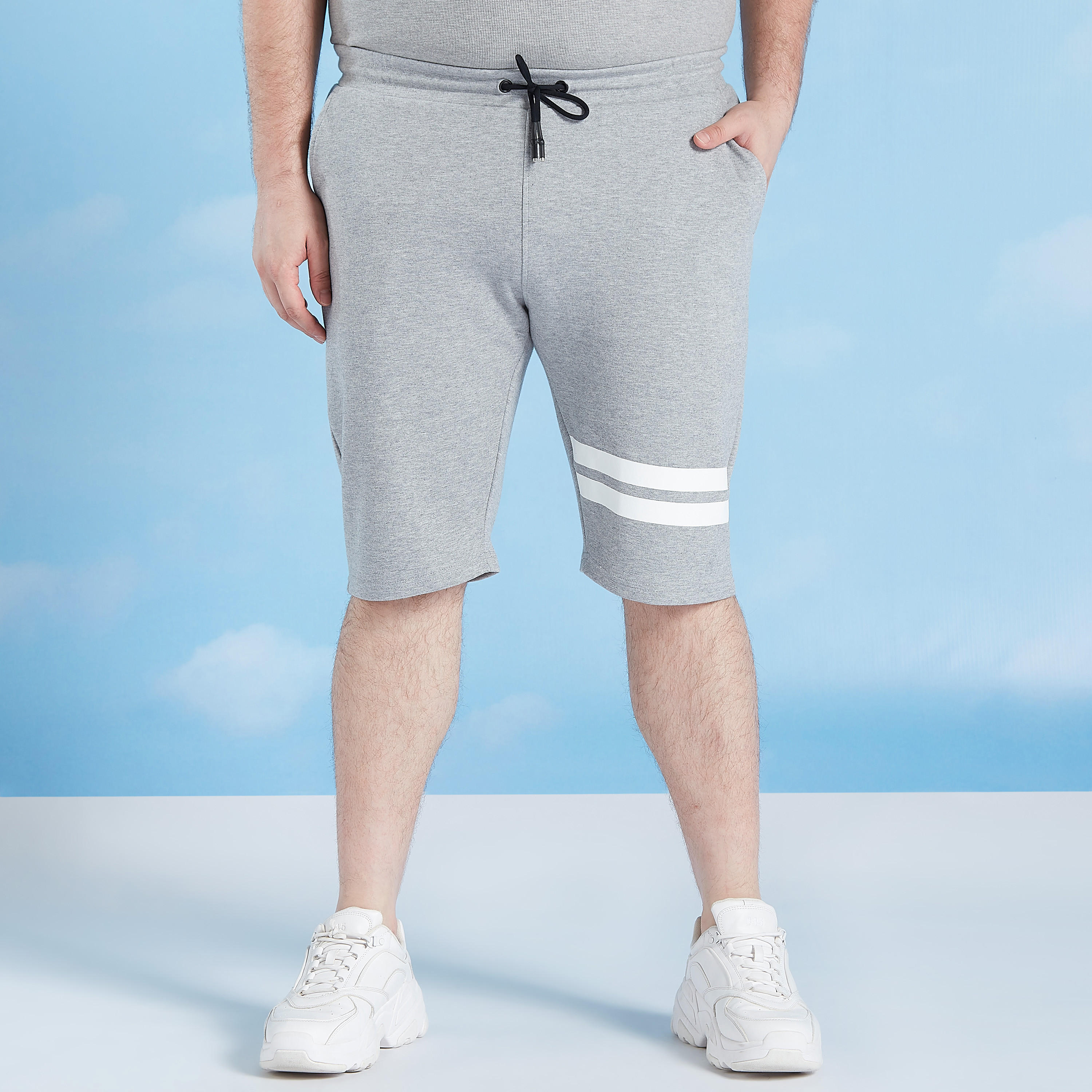 شورت سادة بخصر مطاطي متوسط الارتفاع وتفاصيل جيوب-men-clothing-bottoms-shorts-image-1