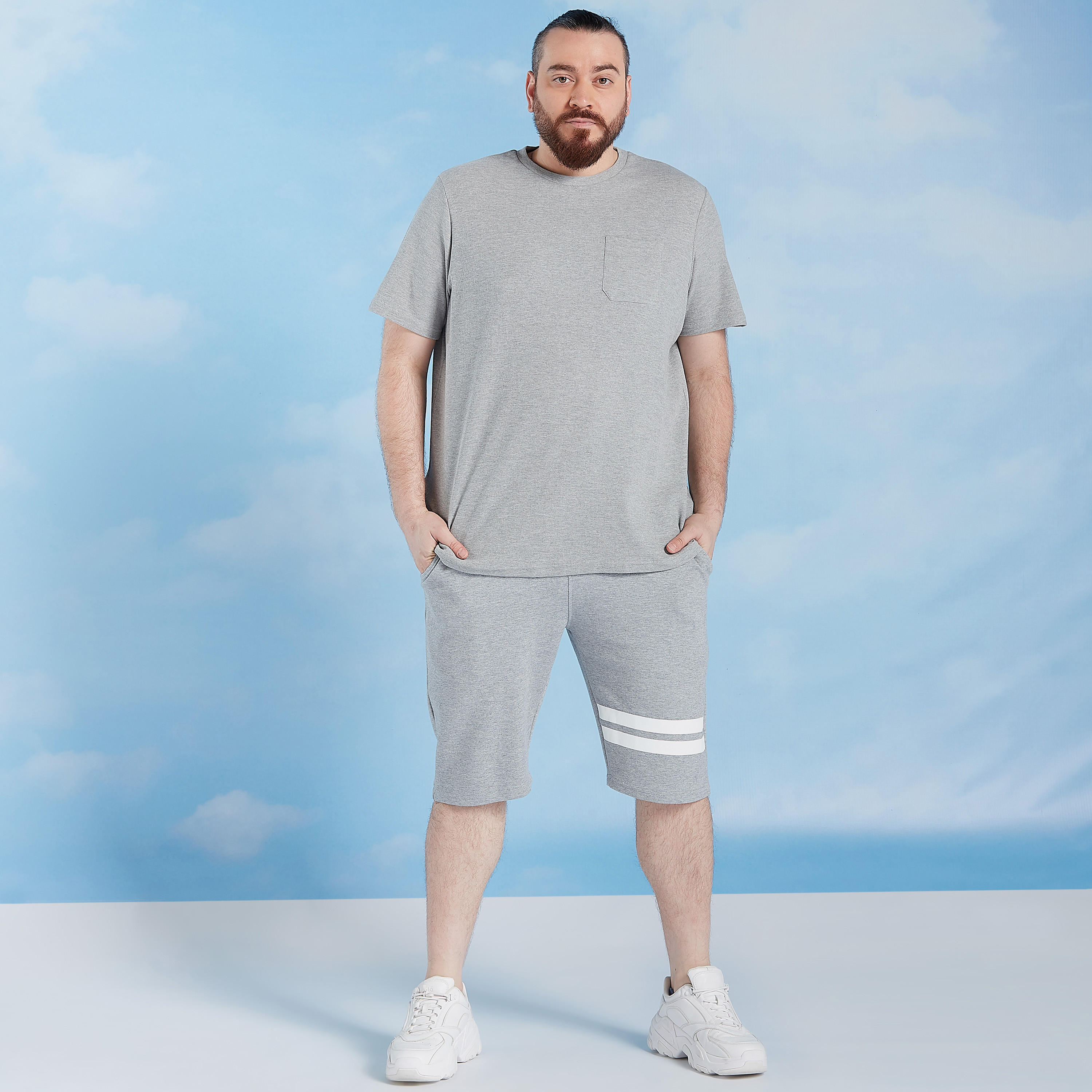 شورت سادة بخصر مطاطي متوسط الارتفاع وتفاصيل جيوب-men-clothing-bottoms-shorts-image-2