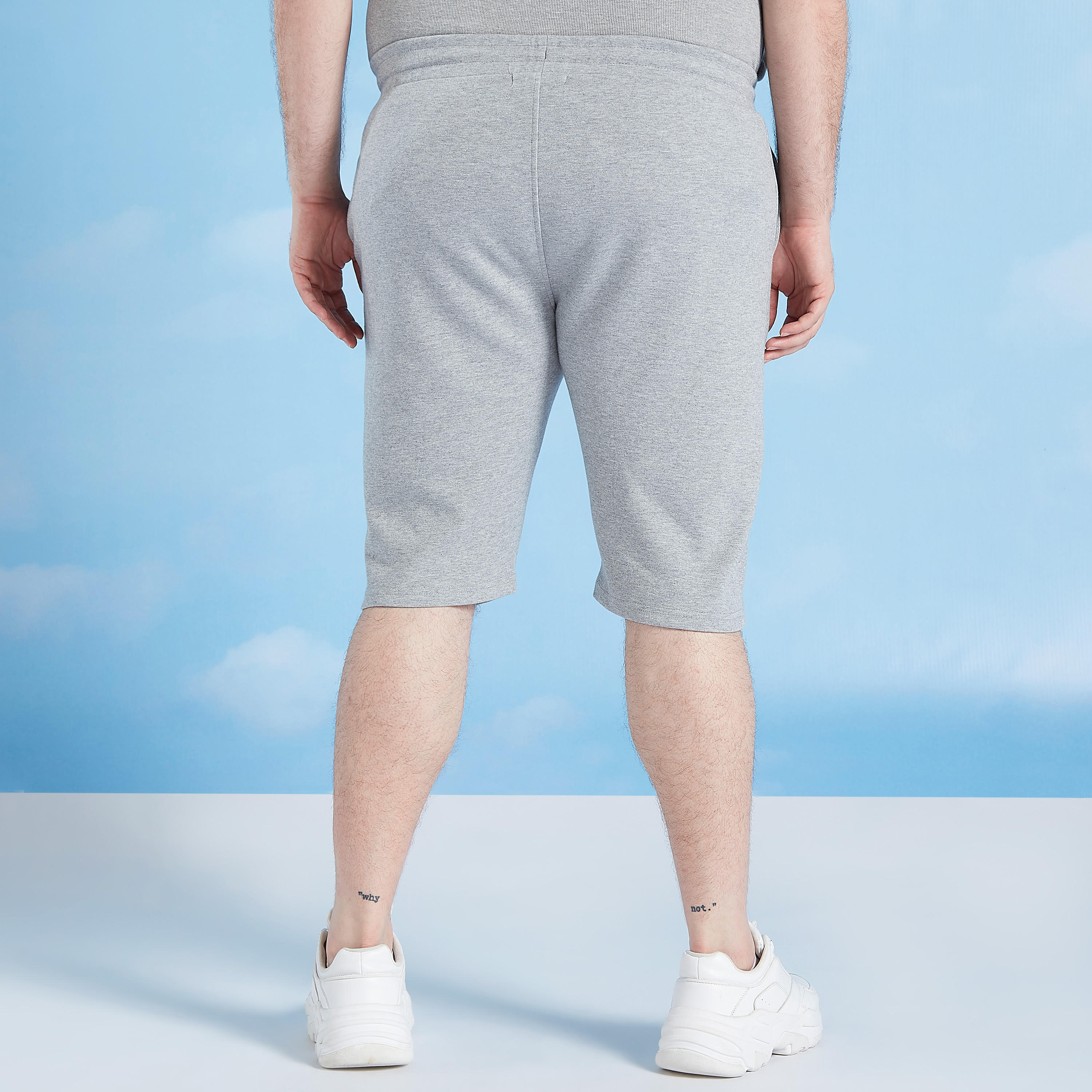 شورت سادة بخصر مطاطي متوسط الارتفاع وتفاصيل جيوب-men-clothing-bottoms-shorts-image-4