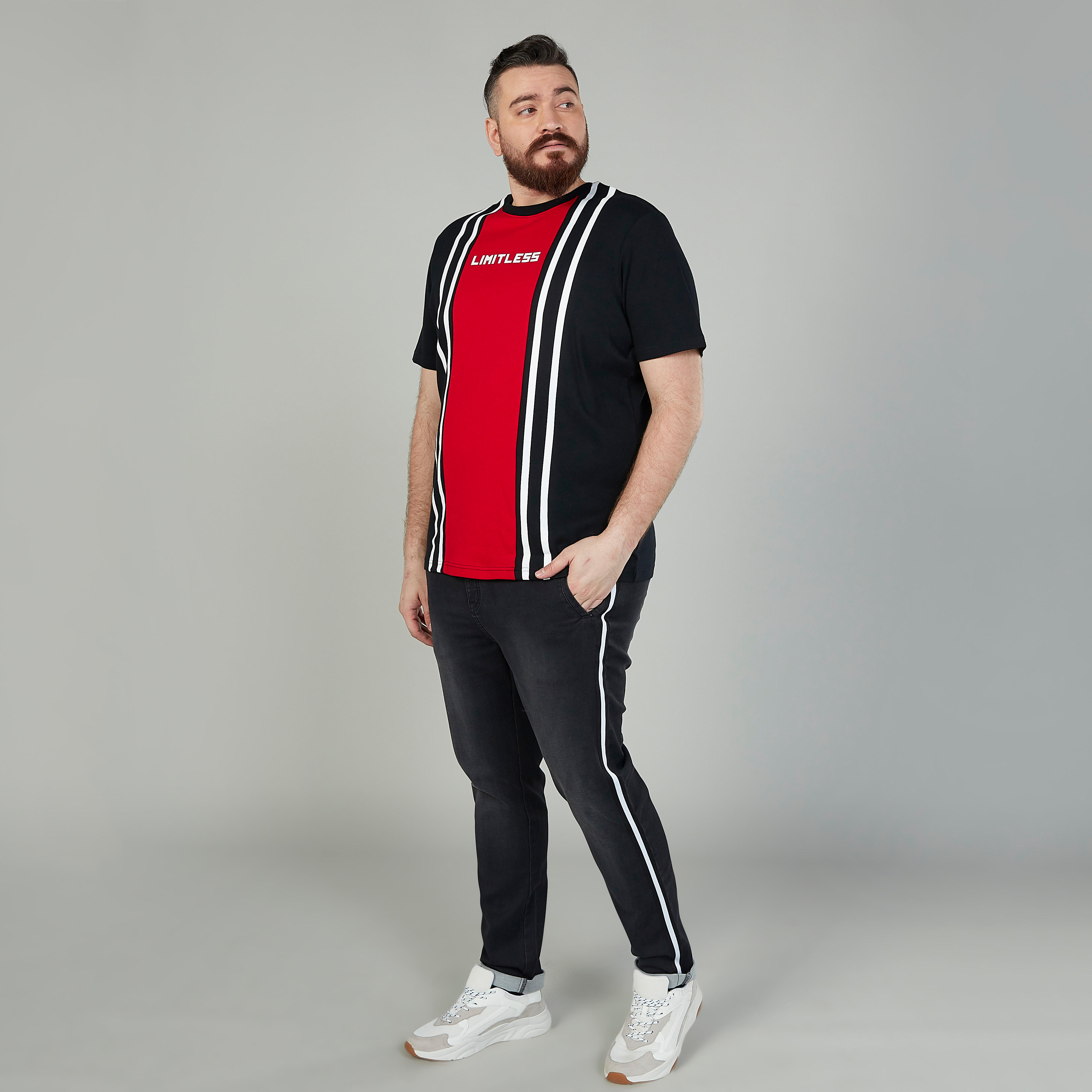 تيشيرت بياقة ضيّقة وأكمام قصيرة وطبعات-men-clothing-tshirtsandpolos-tshirts-image-2