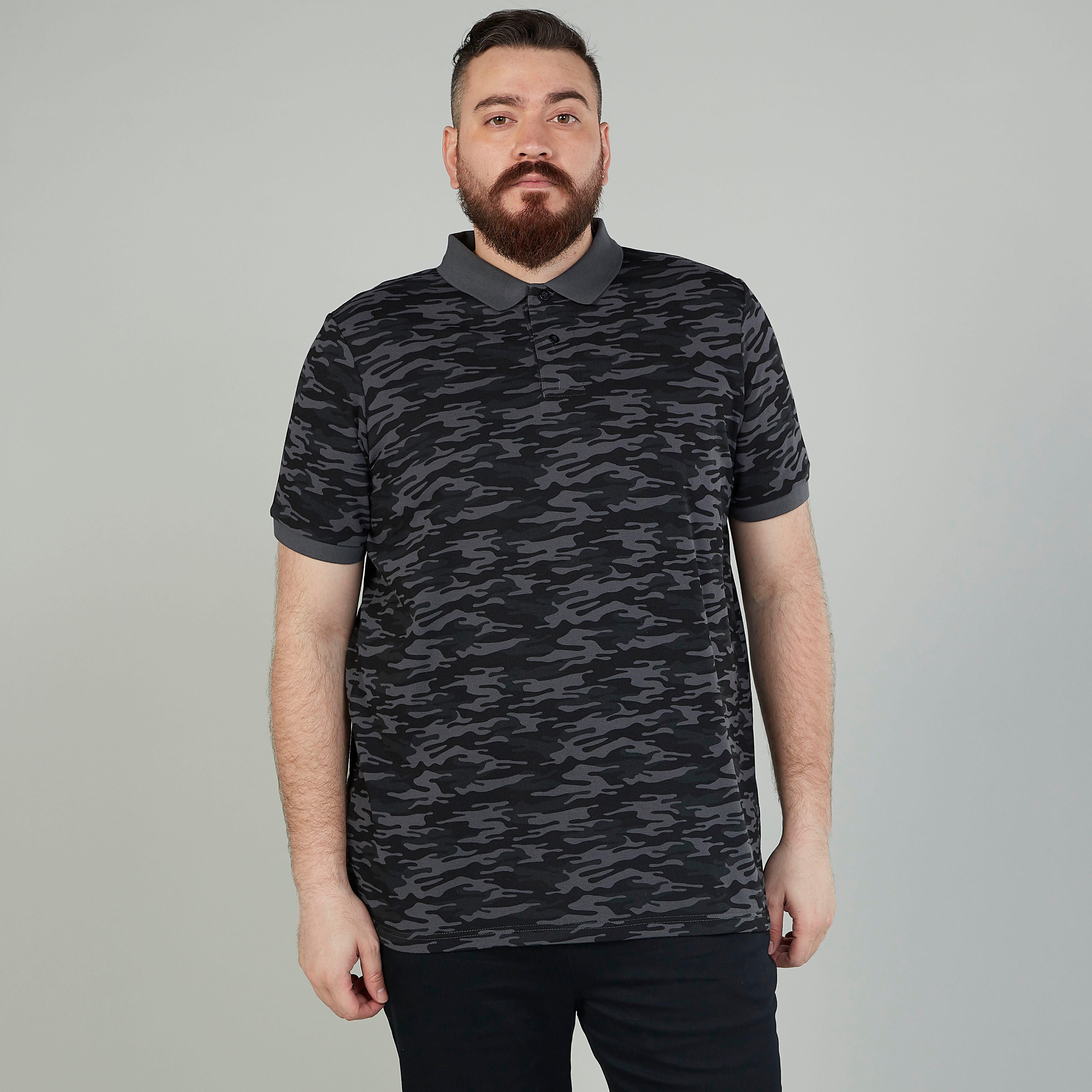 تيشيرت بياقة بولو وأكمام قصيرة وطبعات مموّهة-men-clothing-tshirtsandpolos-polos-image-1