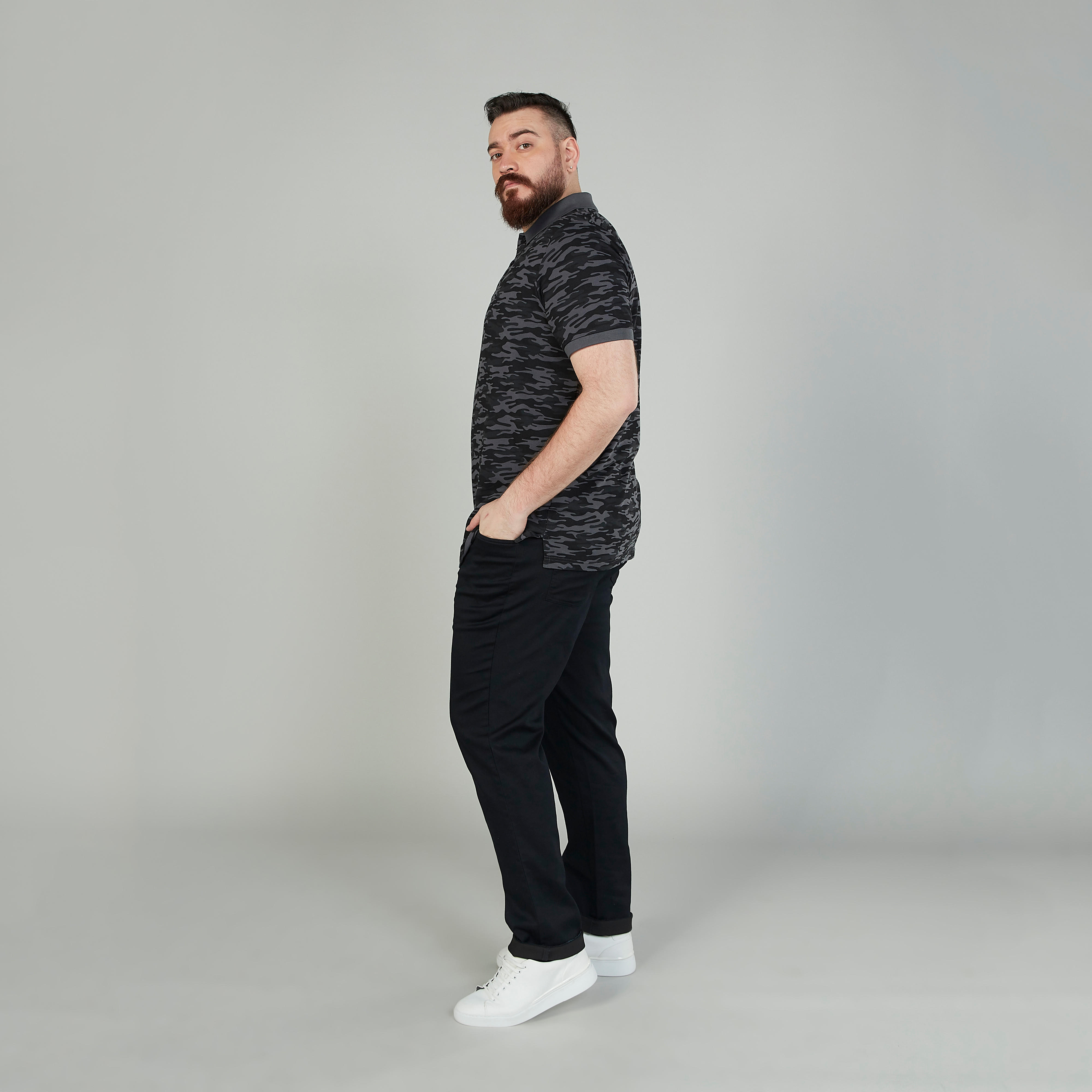 تيشيرت بياقة بولو وأكمام قصيرة وطبعات مموّهة-men-clothing-tshirtsandpolos-polos-image-2
