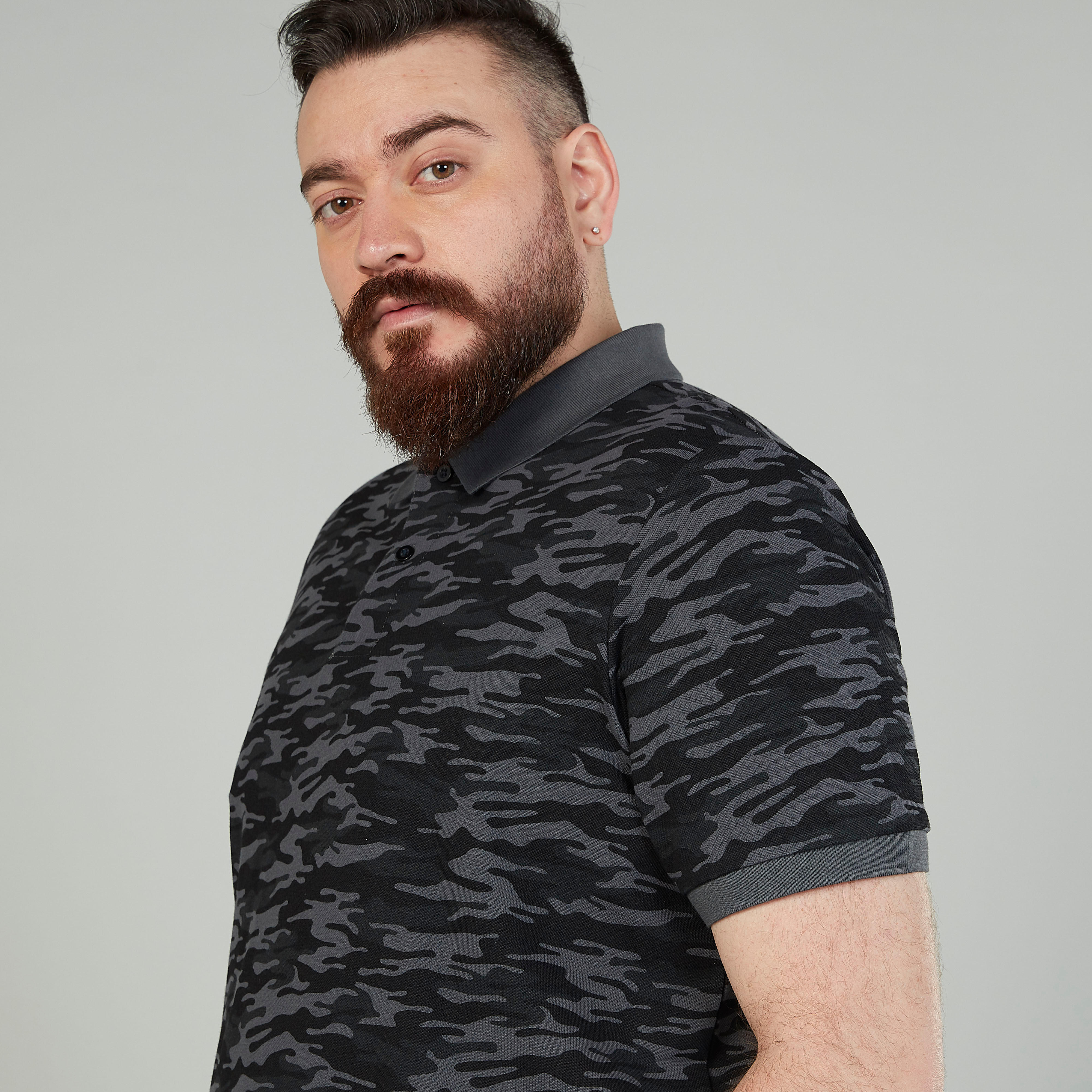 تيشيرت بياقة بولو وأكمام قصيرة وطبعات مموّهة-men-clothing-tshirtsandpolos-polos-image-3