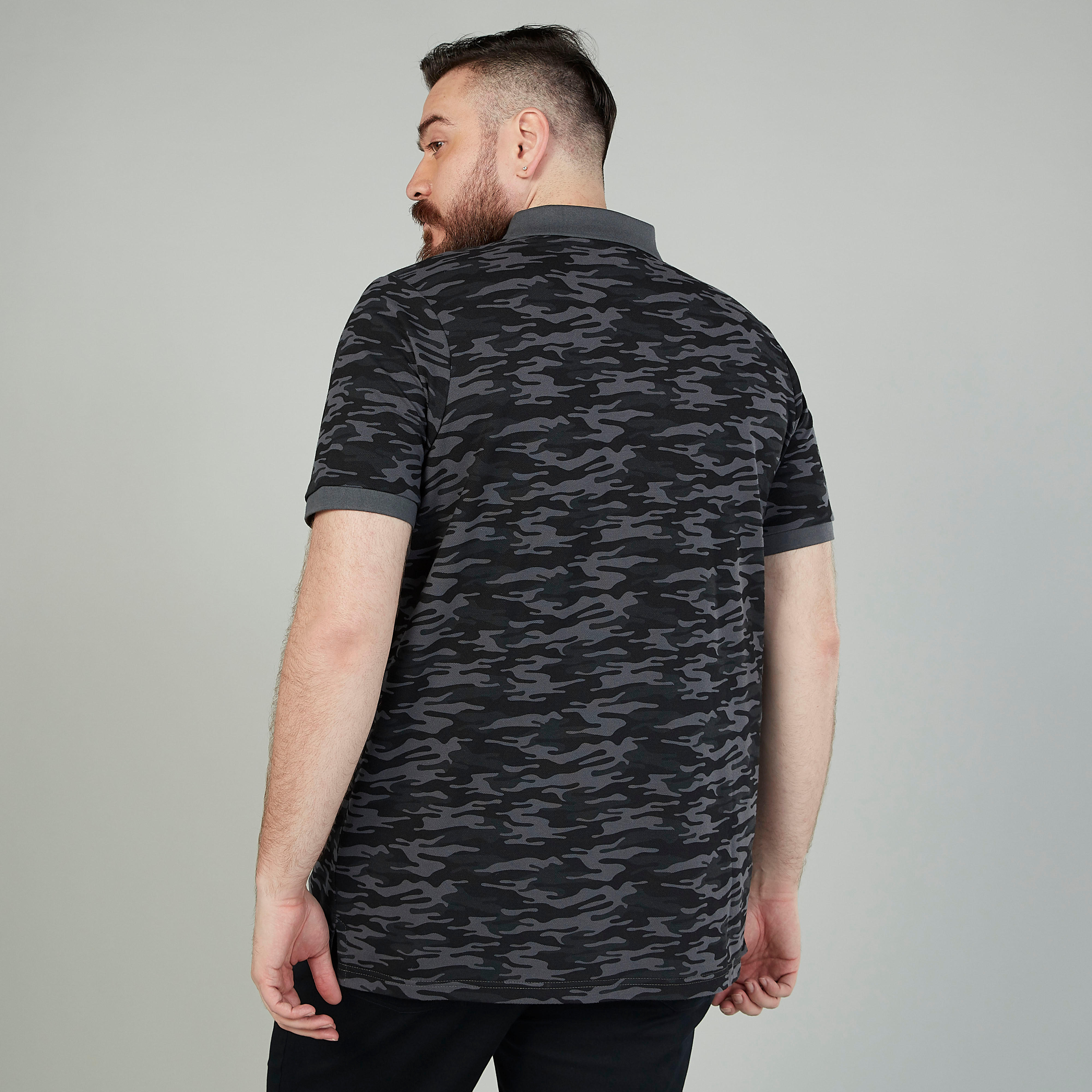 تيشيرت بياقة بولو وأكمام قصيرة وطبعات مموّهة-men-clothing-tshirtsandpolos-polos-image-4