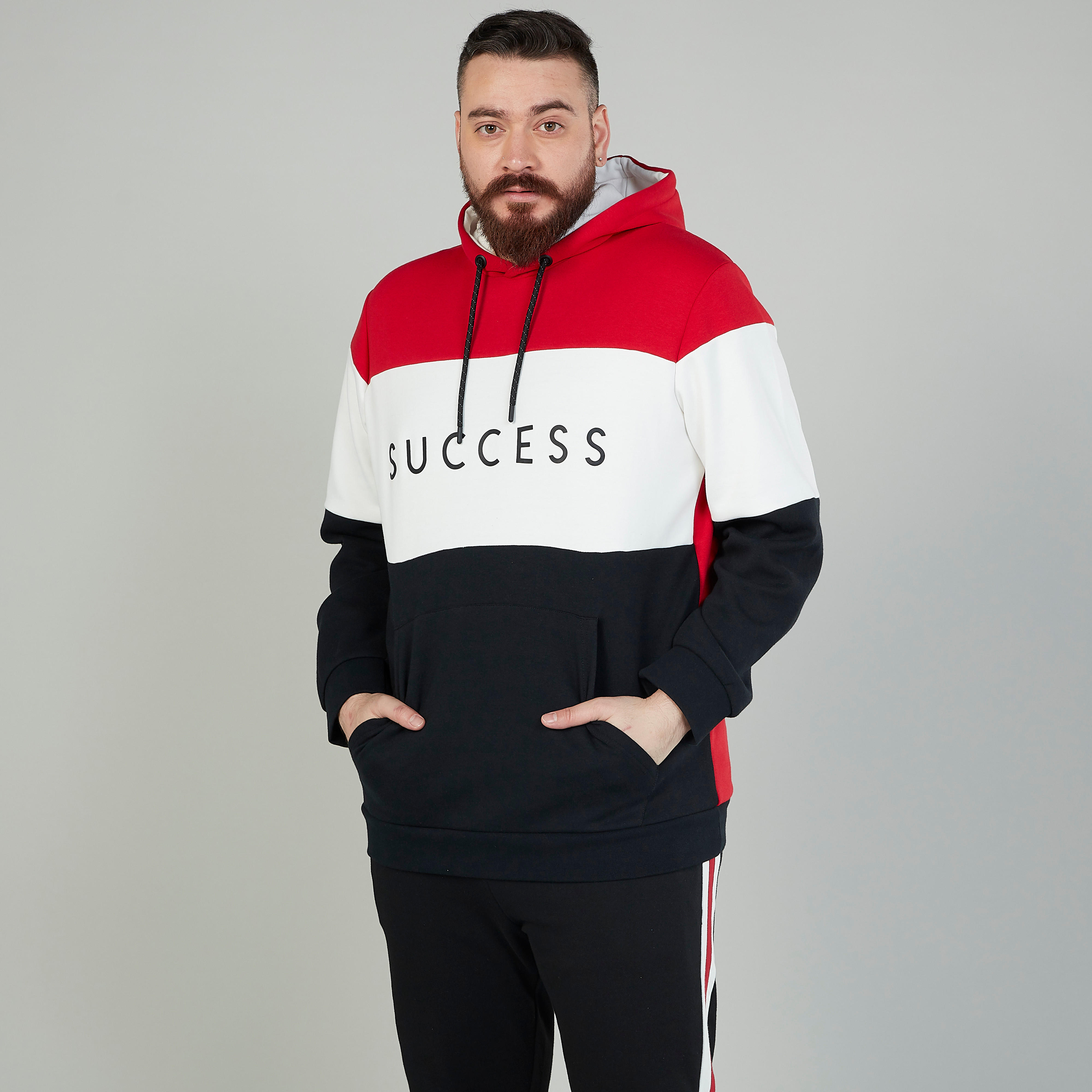 هودي بأكمام طويلة وجيوب كنغر وطبعات-men-winterwear-hoodiesandsweatshirts-image-1