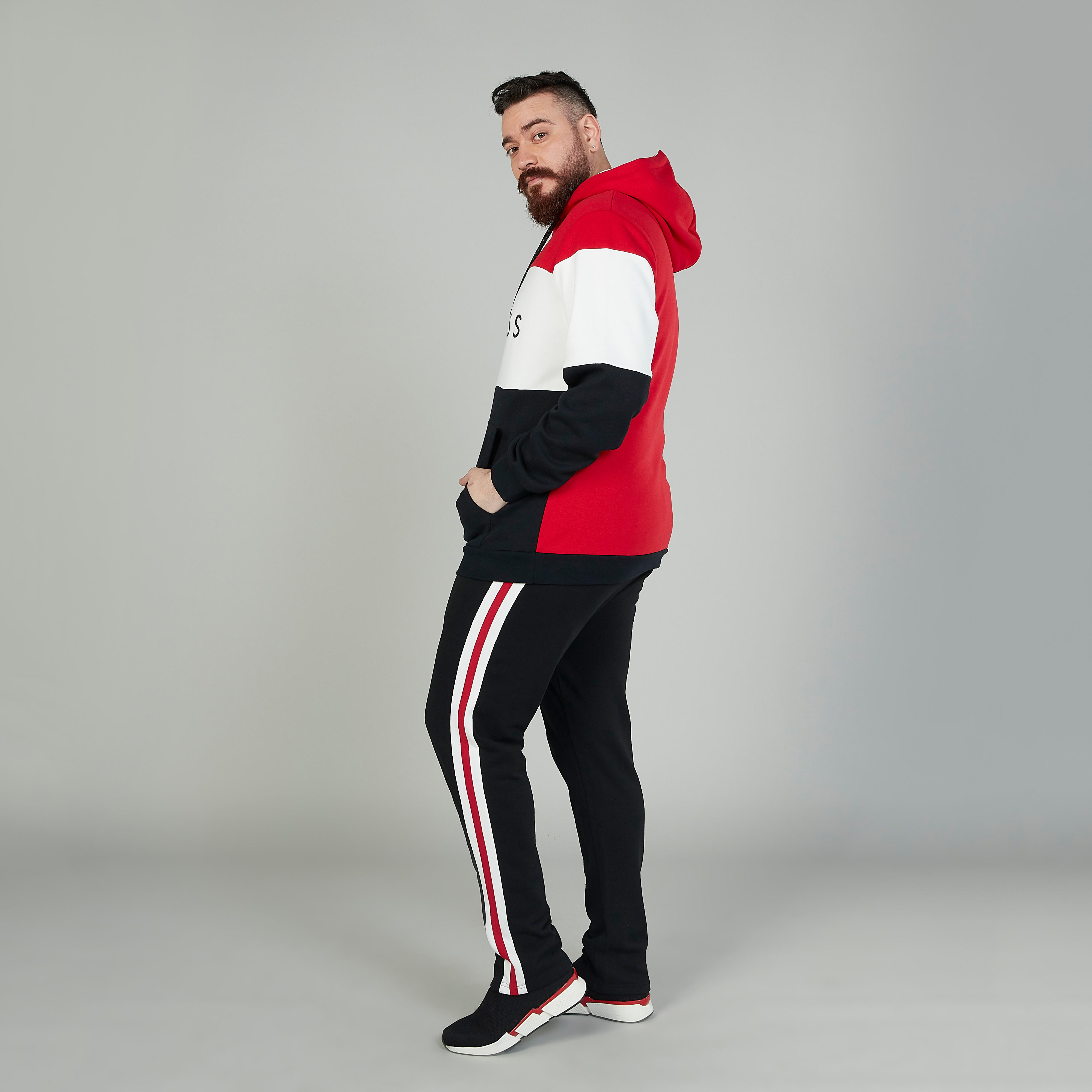 هودي بأكمام طويلة وجيوب كنغر وطبعات-men-winterwear-hoodiesandsweatshirts-image-2