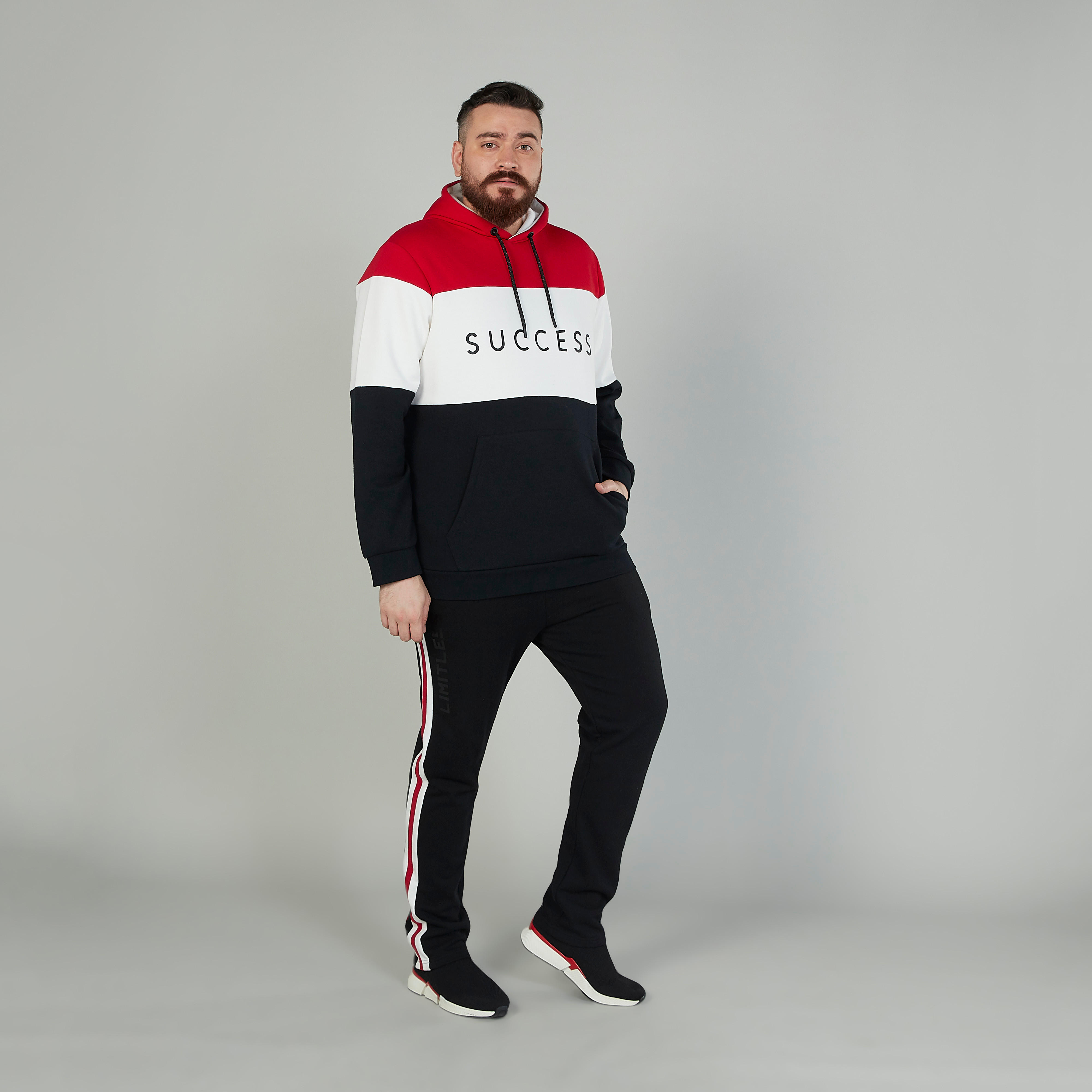 بنطلون رياضي مخطط بخصر مطّاطي متوسط الارتفاع وجيوب-men-clothing-bottoms-joggers-image-2