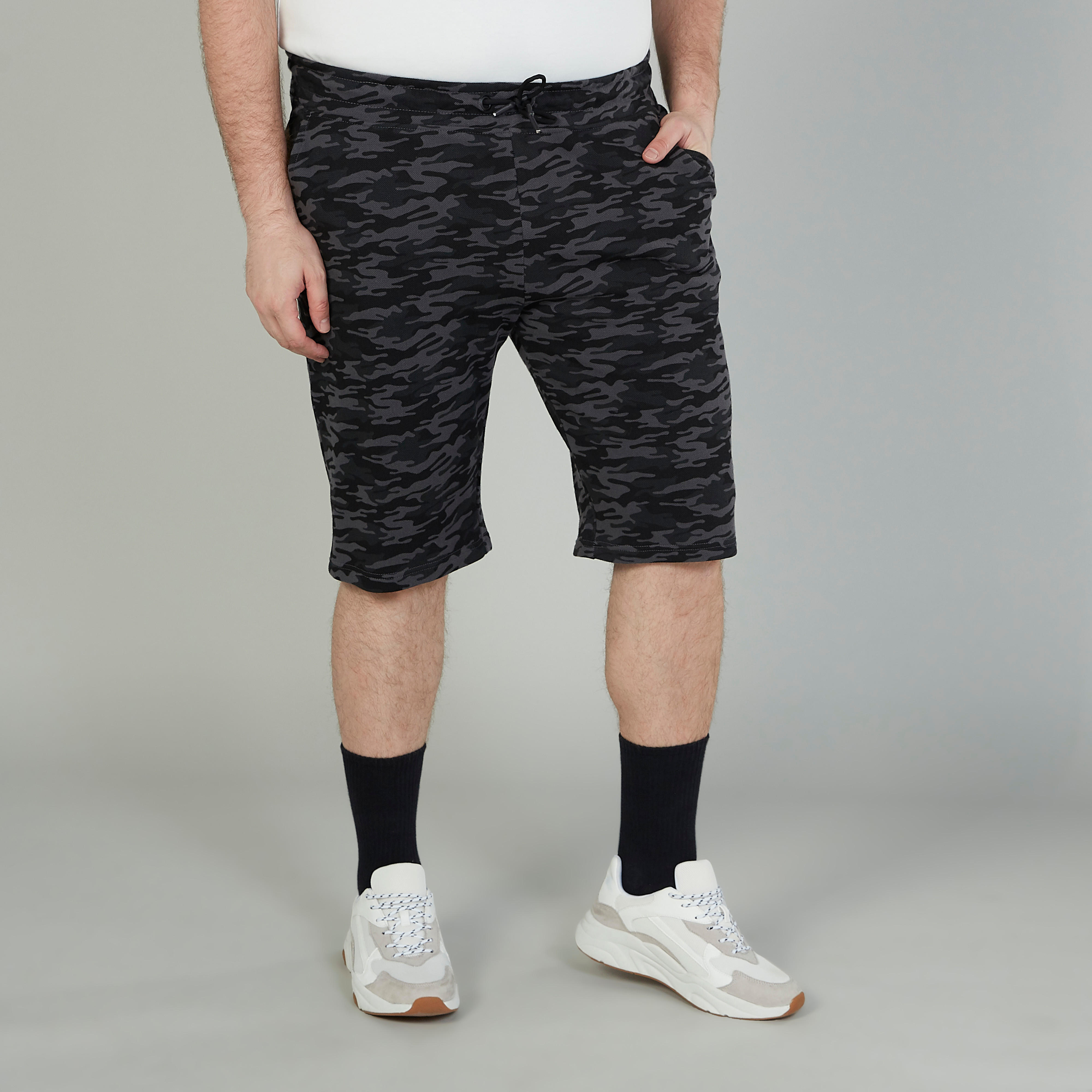 شورت بخصر متوسط الارتفاع ورباط وجيوب وطبعات-men-clothing-bottoms-shorts-image-1