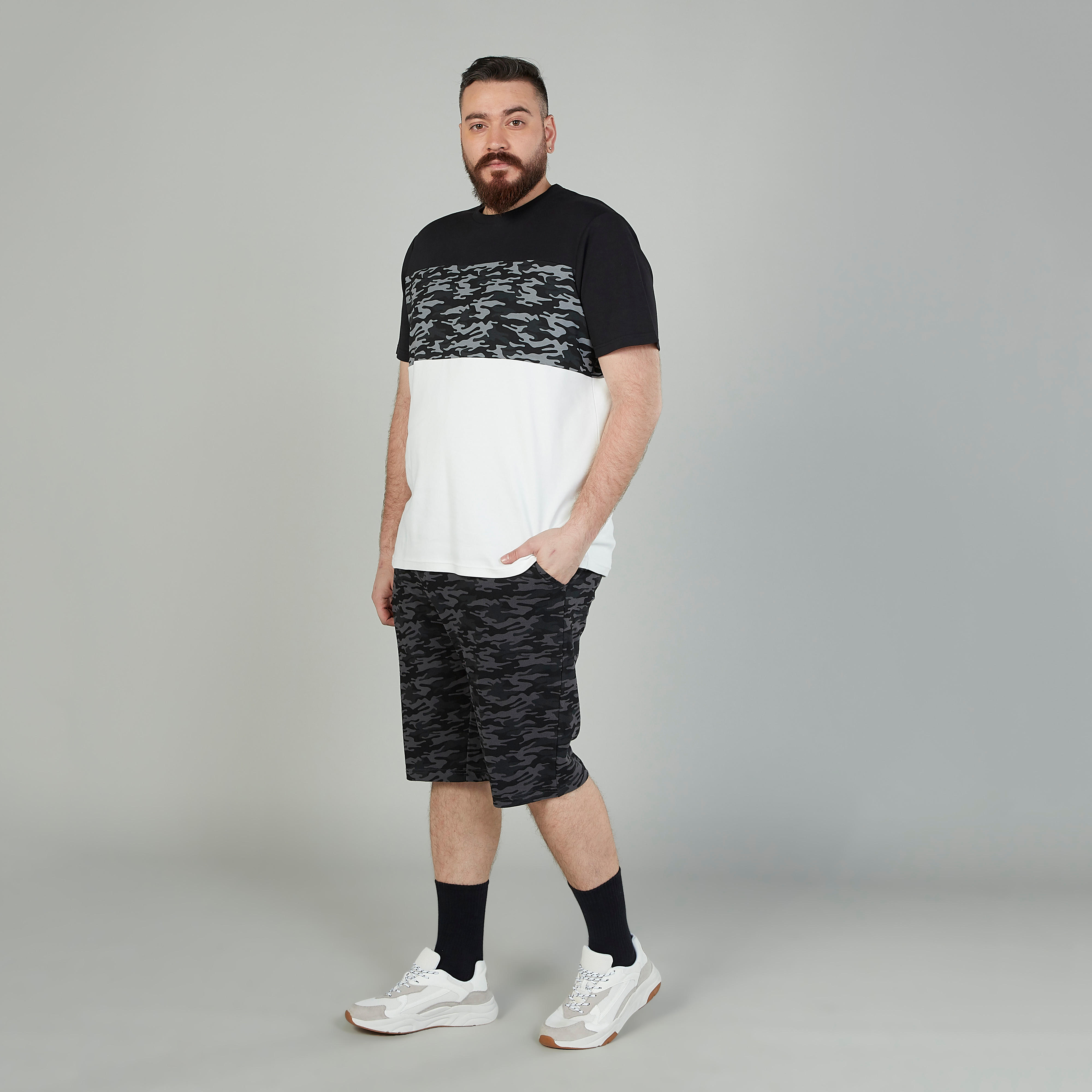 شورت بخصر متوسط الارتفاع ورباط وجيوب وطبعات-men-clothing-bottoms-shorts-image-2