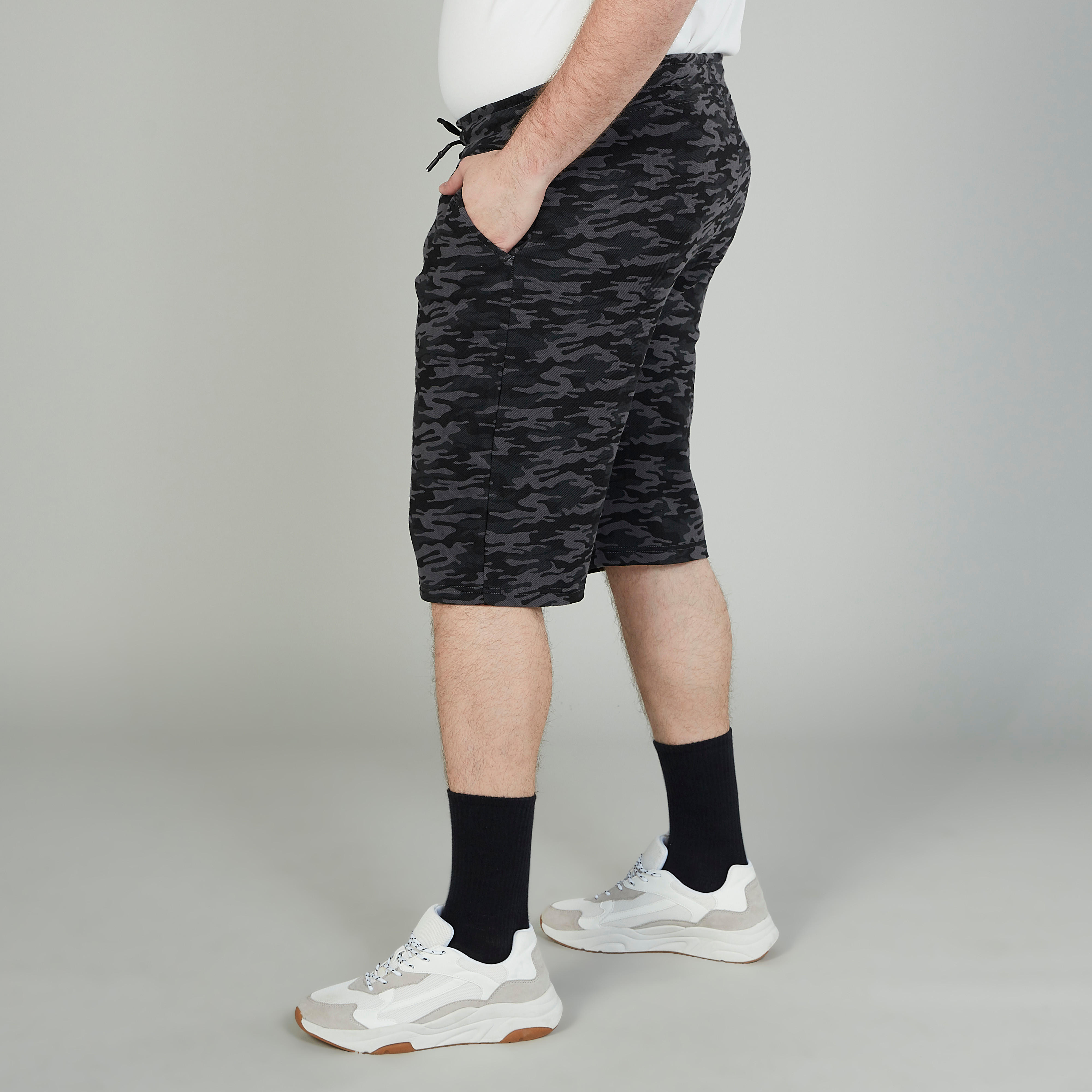 شورت بخصر متوسط الارتفاع ورباط وجيوب وطبعات-men-clothing-bottoms-shorts-image-3