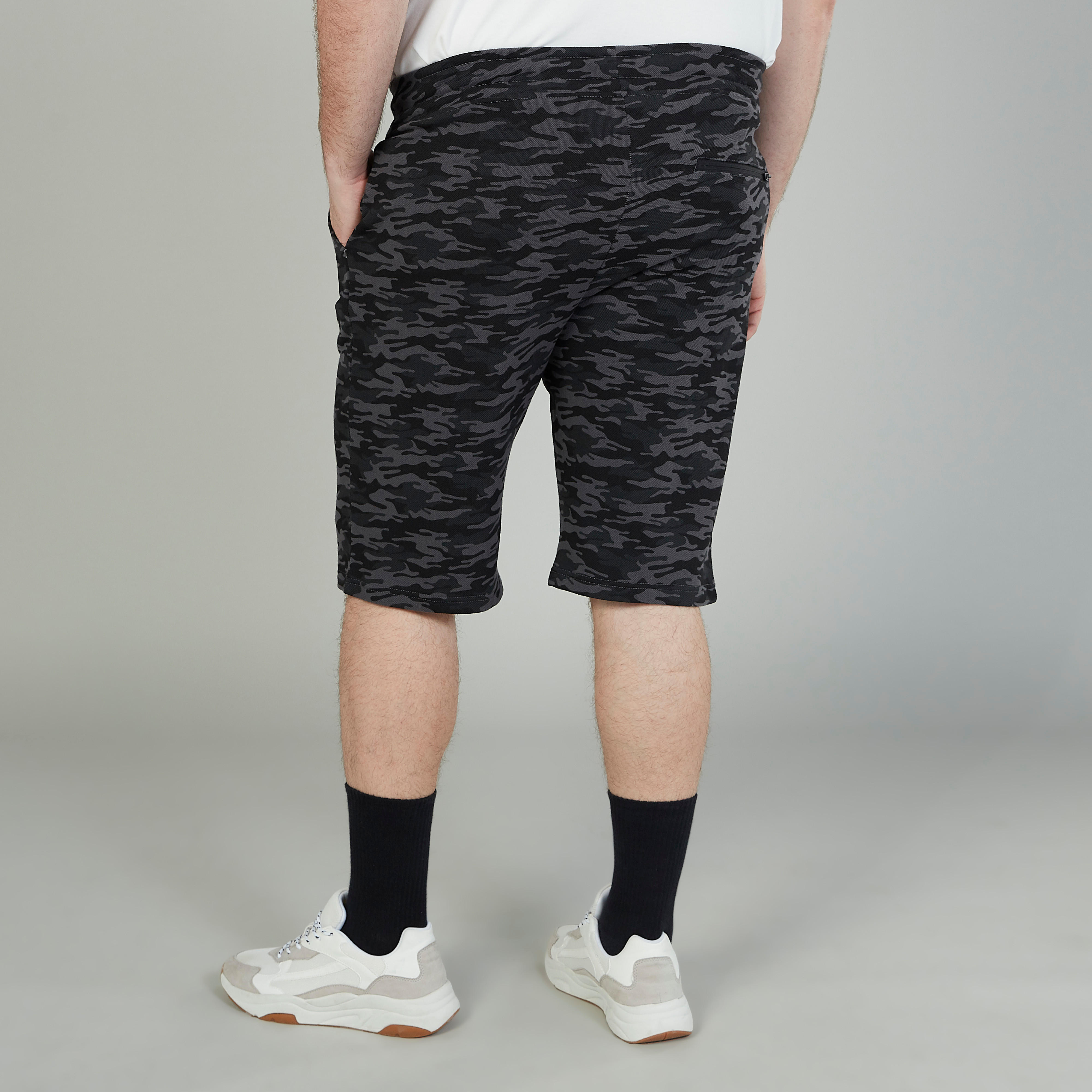 شورت بخصر متوسط الارتفاع ورباط وجيوب وطبعات-men-clothing-bottoms-shorts-image-4