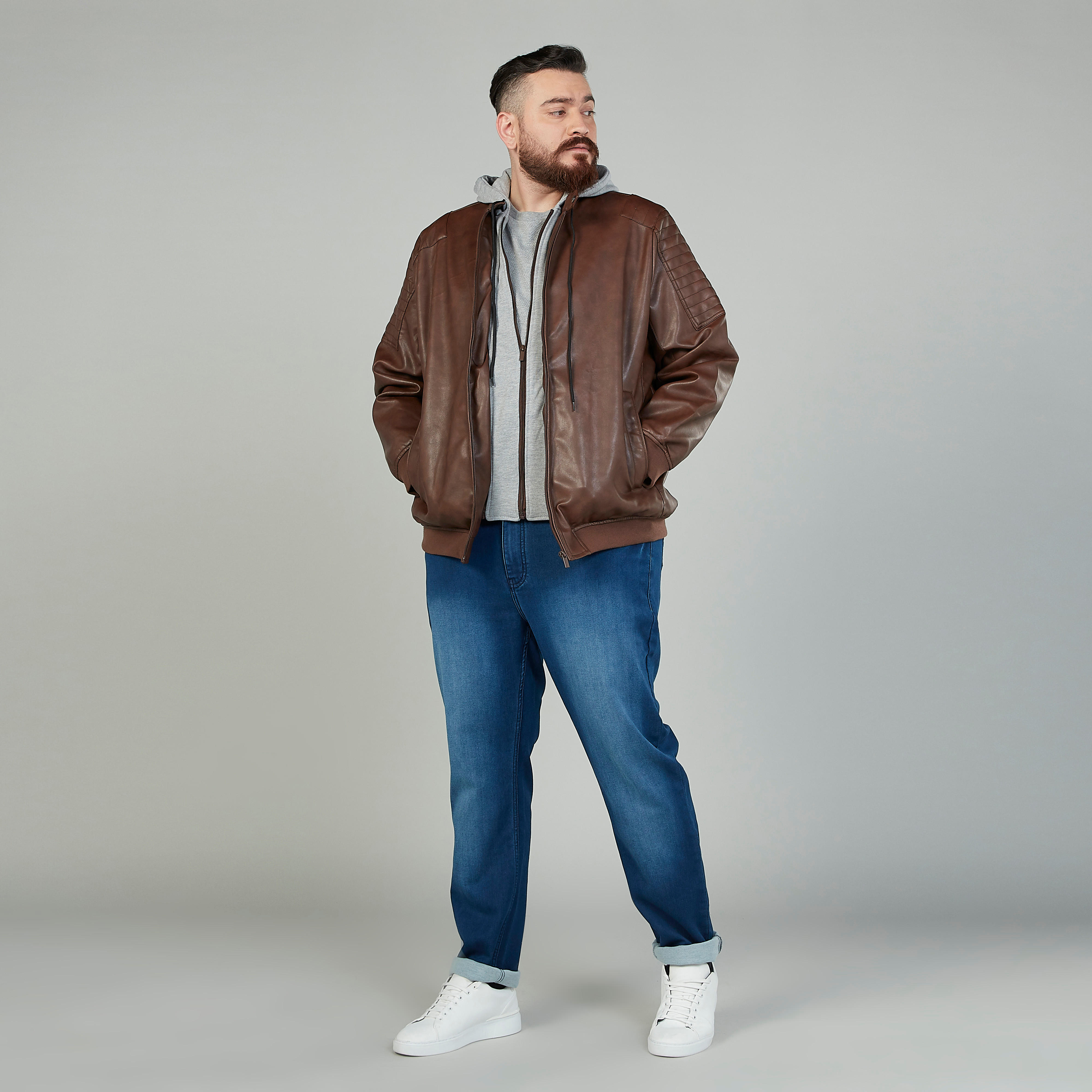 بنطلون جينز سادة بتفاصيل جيوب وعراوي حزام-men-clothing-bottoms-jeans-image-2