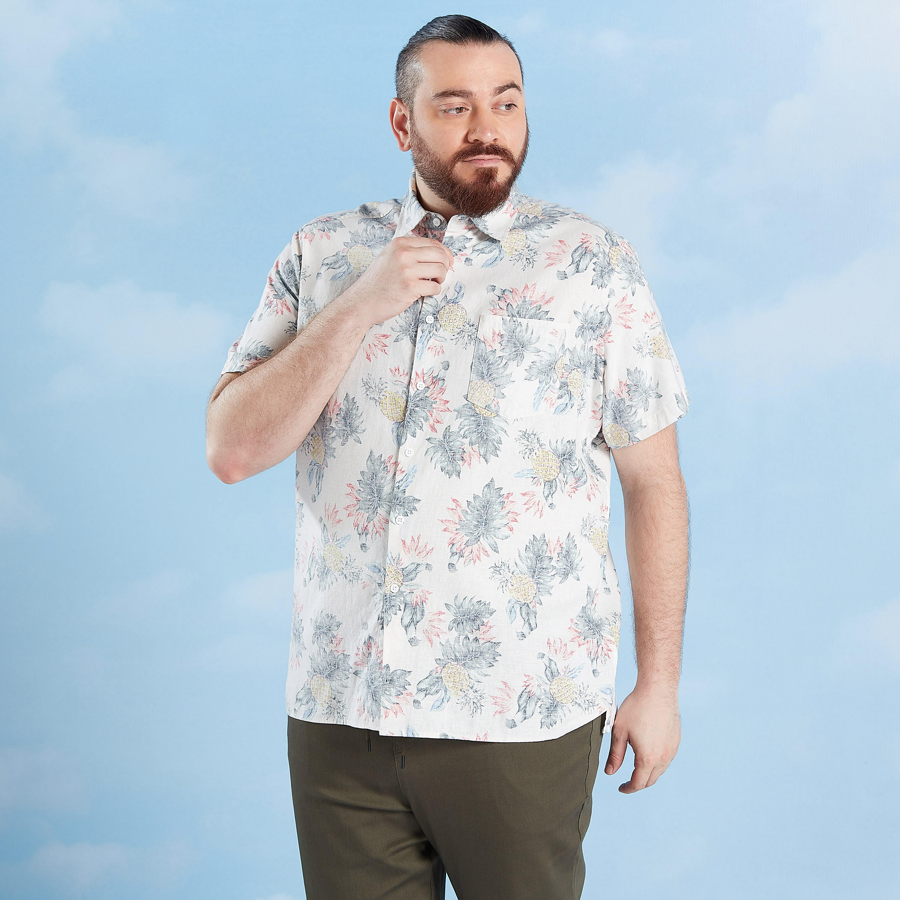 قميص كتّان بأكمام قصيرة وجيب على الصدر وطبعات-men-clothing-shirts-image-1