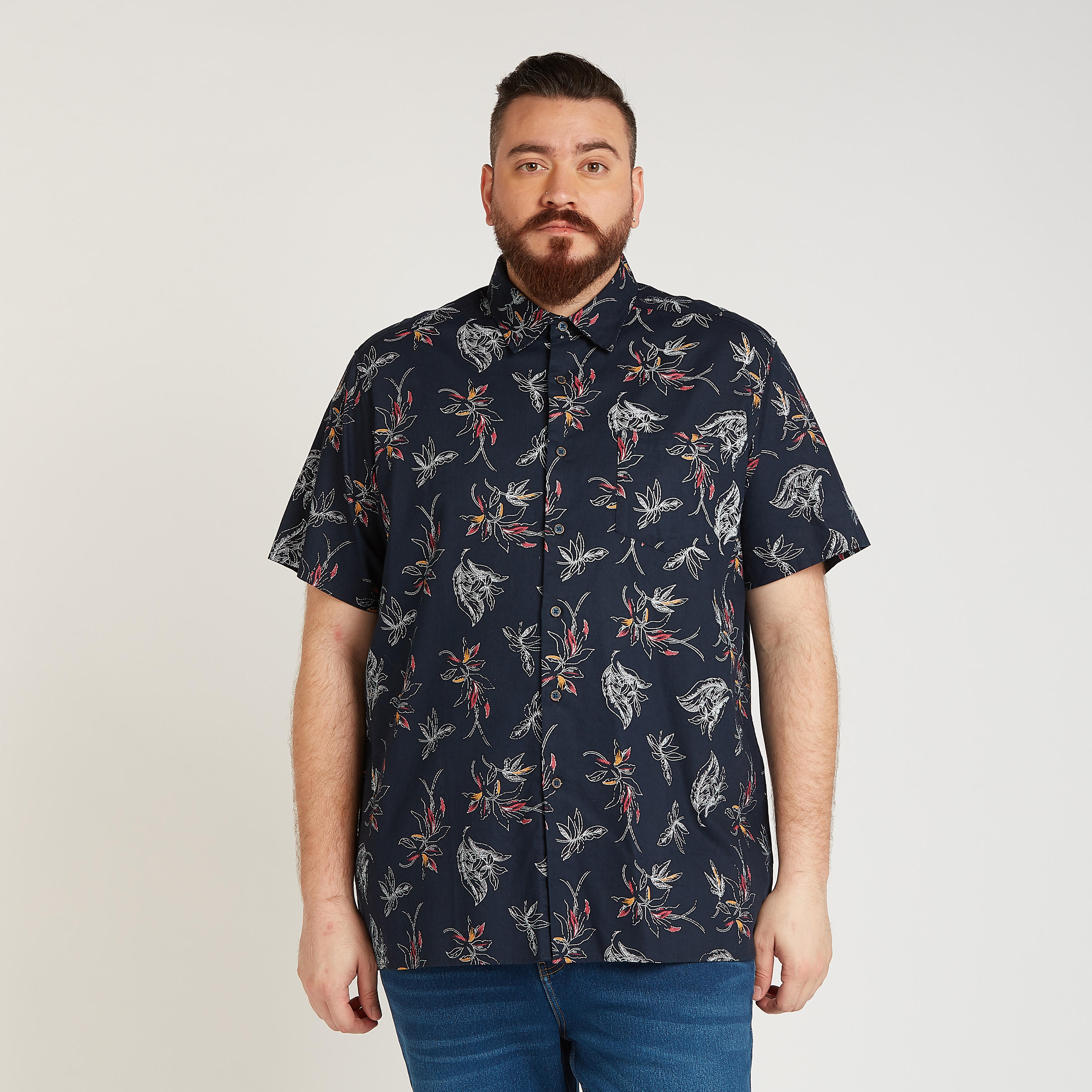 قميص كتّان بأكمام قصيرة وجيب على الصدر وطبعات-men-clothing-shirts-image-1