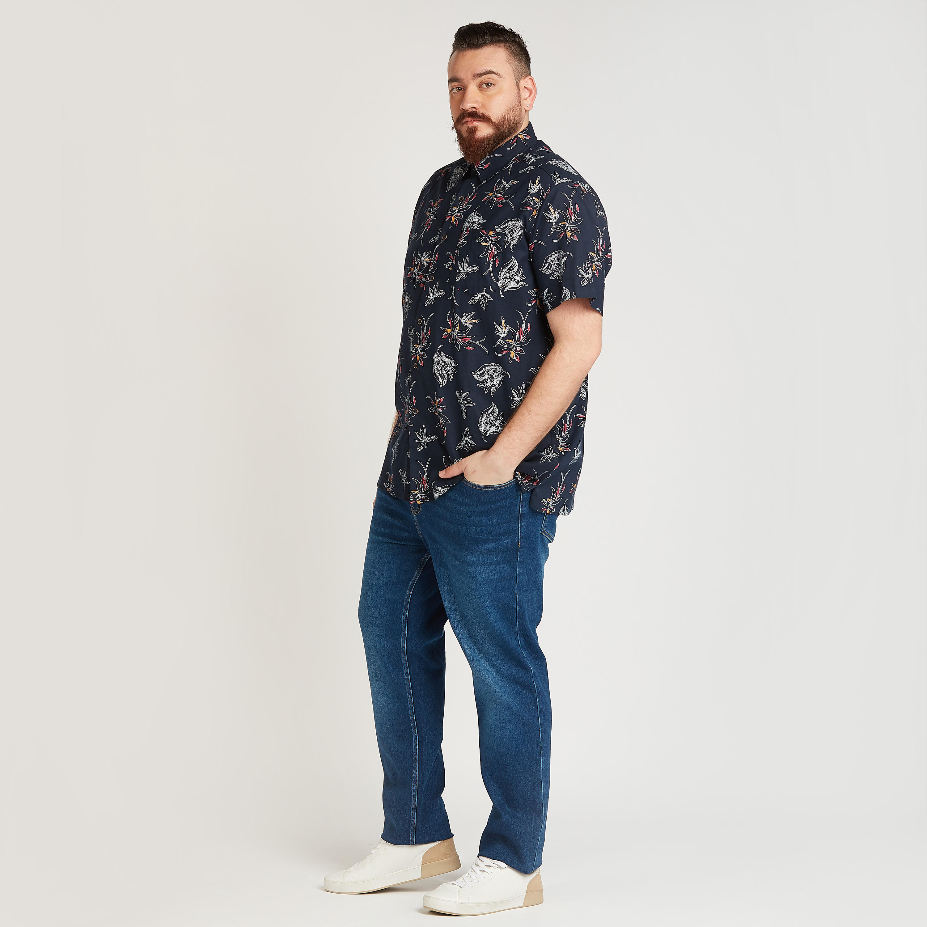 قميص كتّان بأكمام قصيرة وجيب على الصدر وطبعات-men-clothing-shirts-image-2
