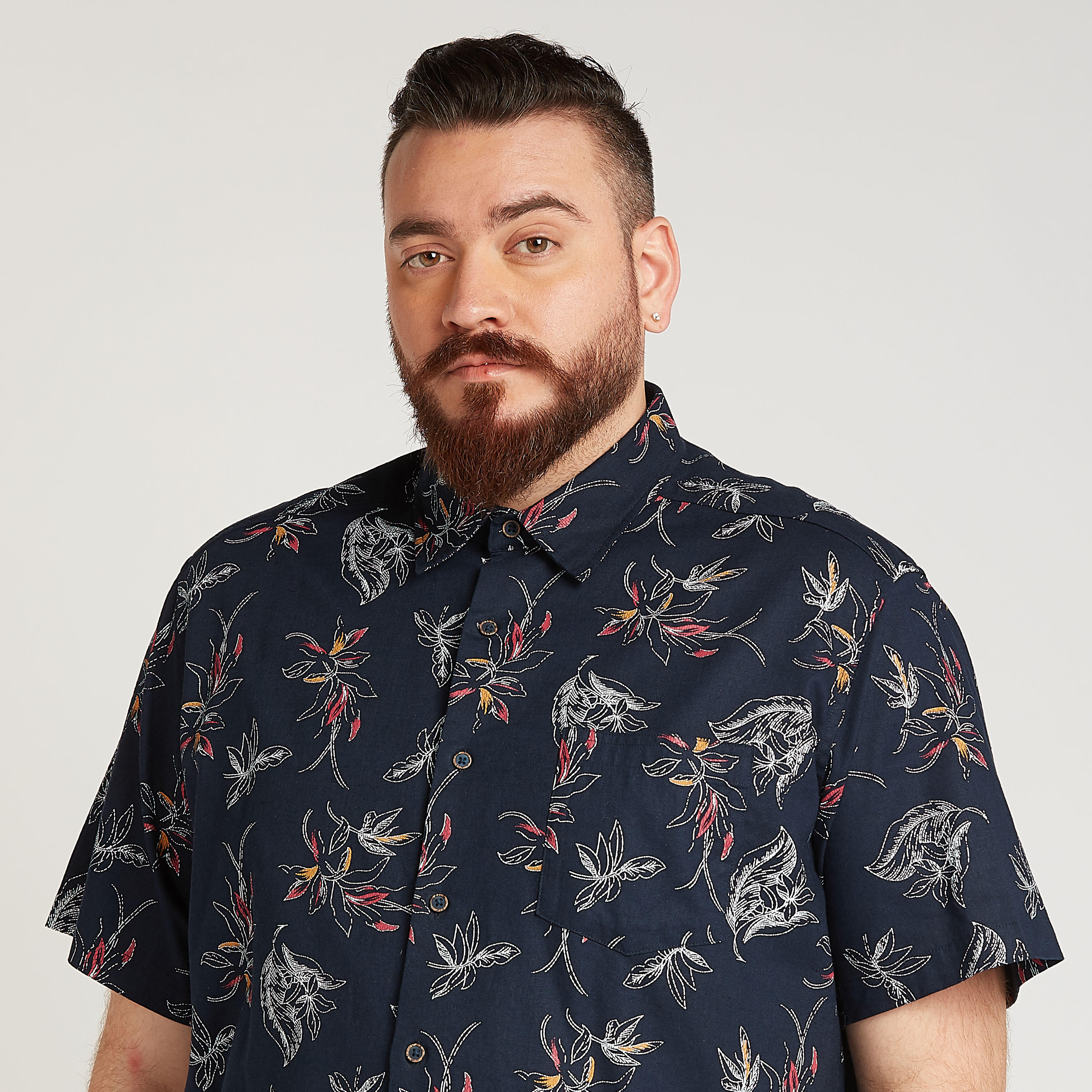 قميص كتّان بأكمام قصيرة وجيب على الصدر وطبعات-men-clothing-shirts-image-3