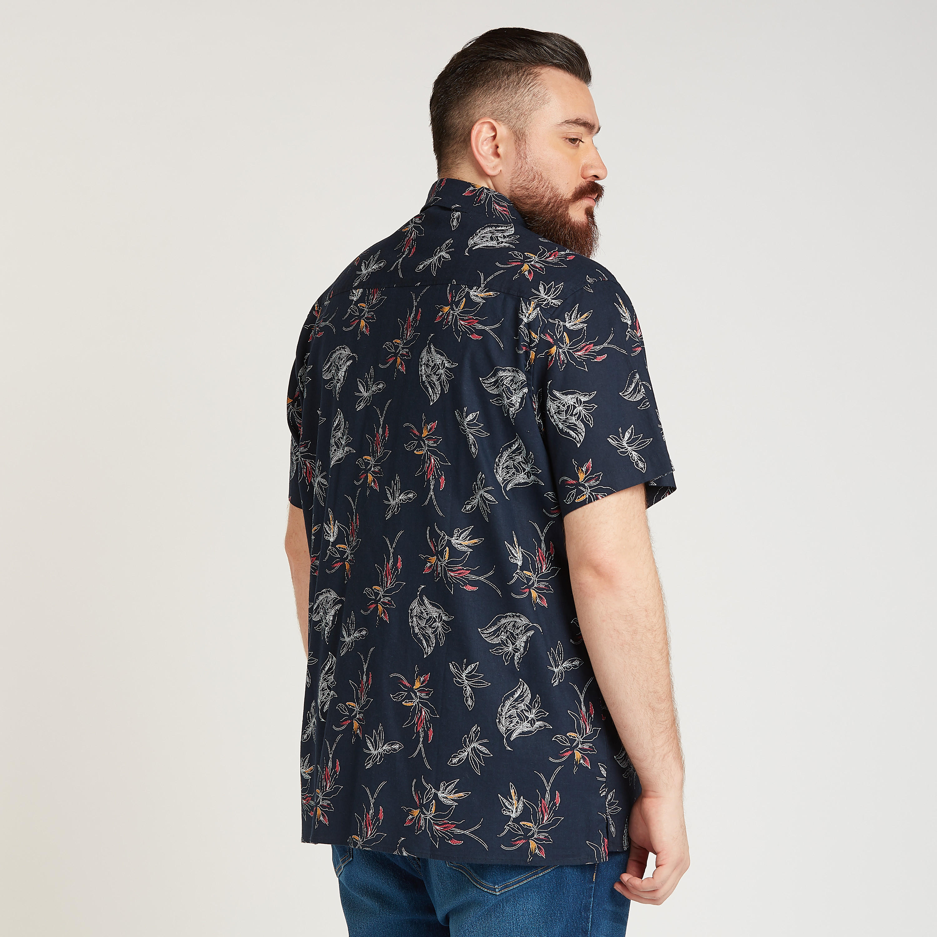 قميص كتّان بأكمام قصيرة وجيب على الصدر وطبعات-men-clothing-shirts-image-4