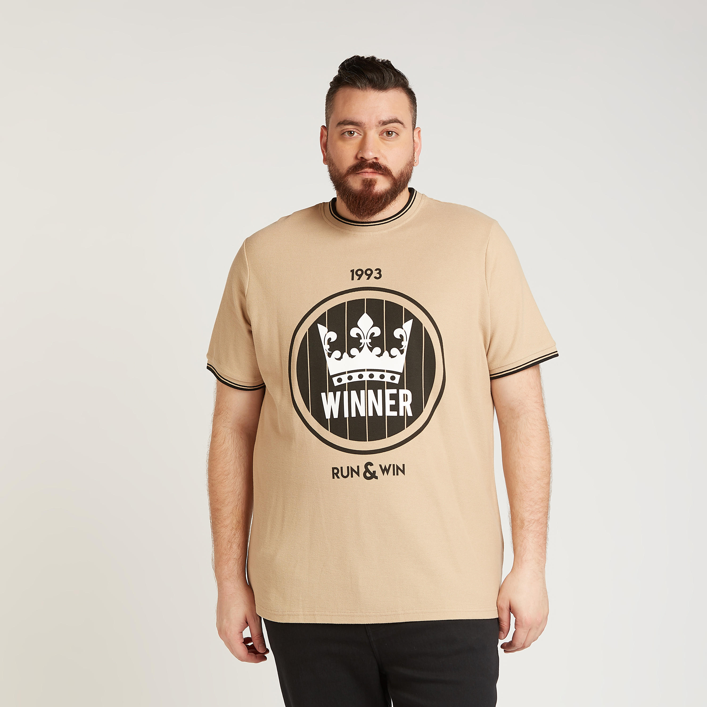 تيشيرت بياقة ضيّقة وأكمام قصيرة وطبعات تايبوجرافيك-men-clothing-tshirtsandpolos-tshirts-image-1