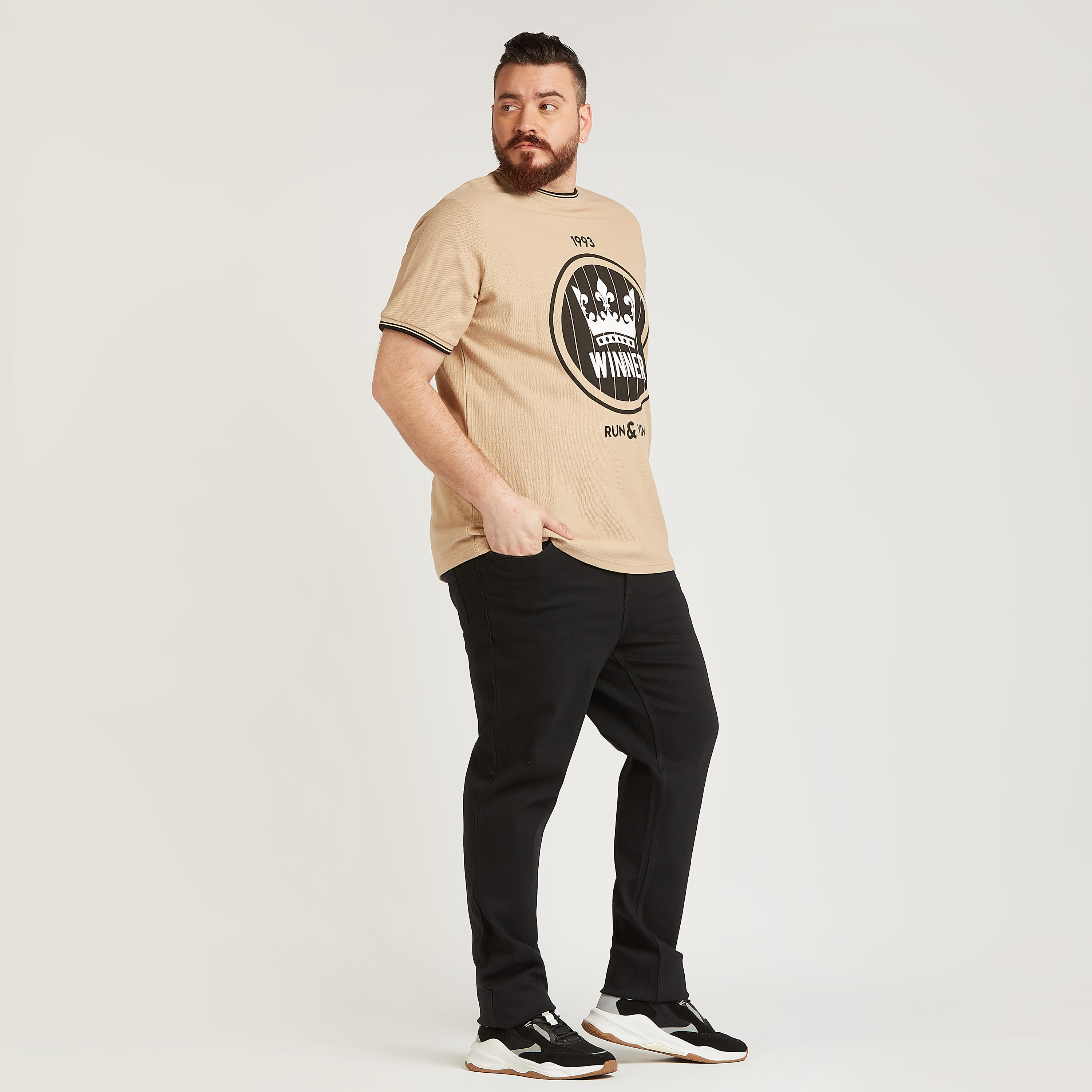 تيشيرت بياقة ضيّقة وأكمام قصيرة وطبعات تايبوجرافيك-men-clothing-tshirtsandpolos-tshirts-image-2