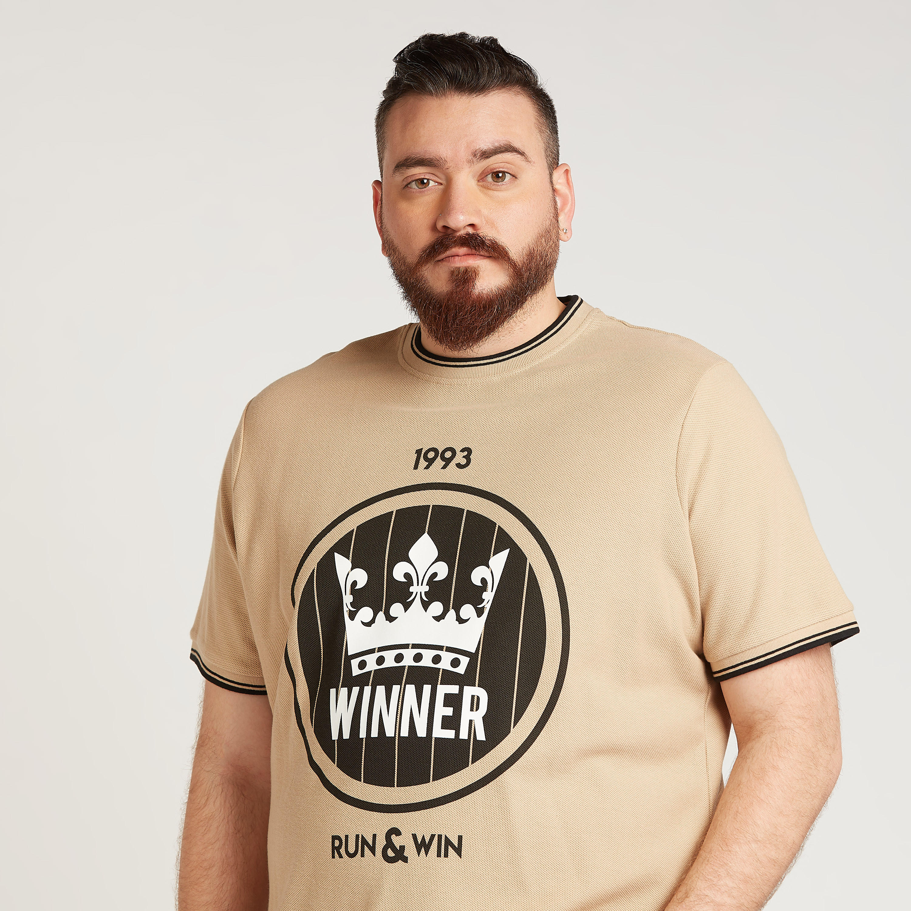 تيشيرت بياقة ضيّقة وأكمام قصيرة وطبعات تايبوجرافيك-men-clothing-tshirtsandpolos-tshirts-image-3
