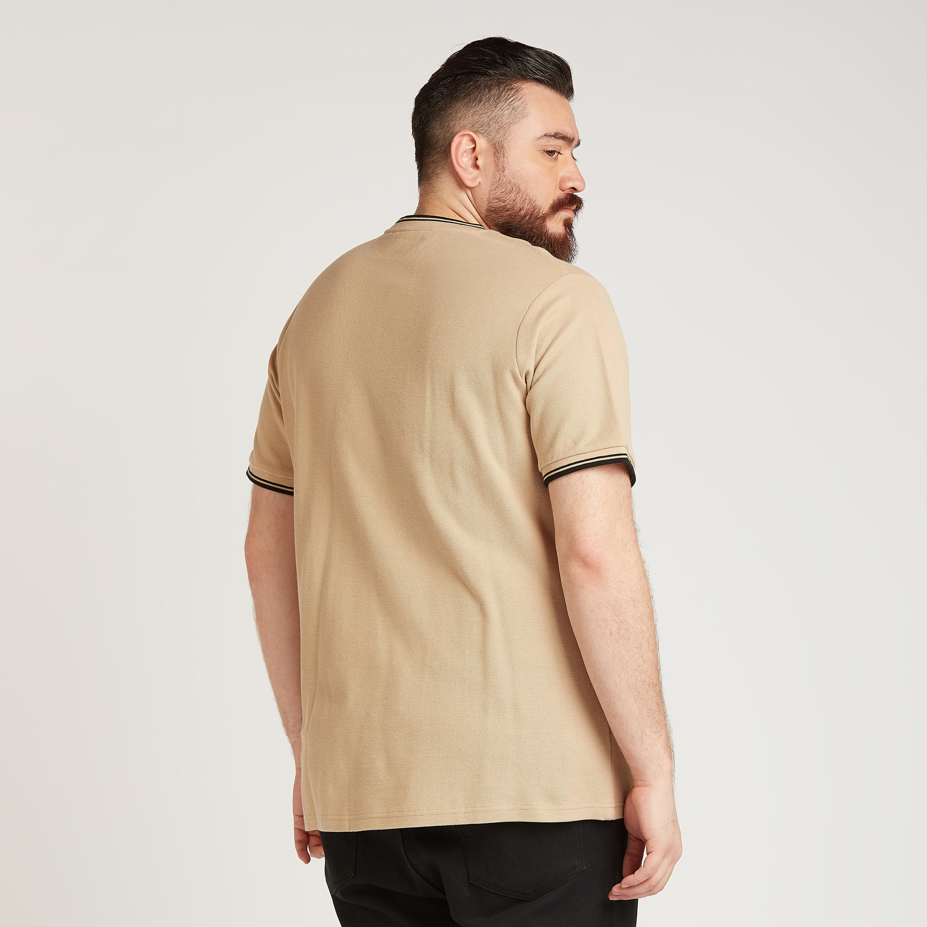 تيشيرت بياقة ضيّقة وأكمام قصيرة وطبعات تايبوجرافيك-men-clothing-tshirtsandpolos-tshirts-image-4