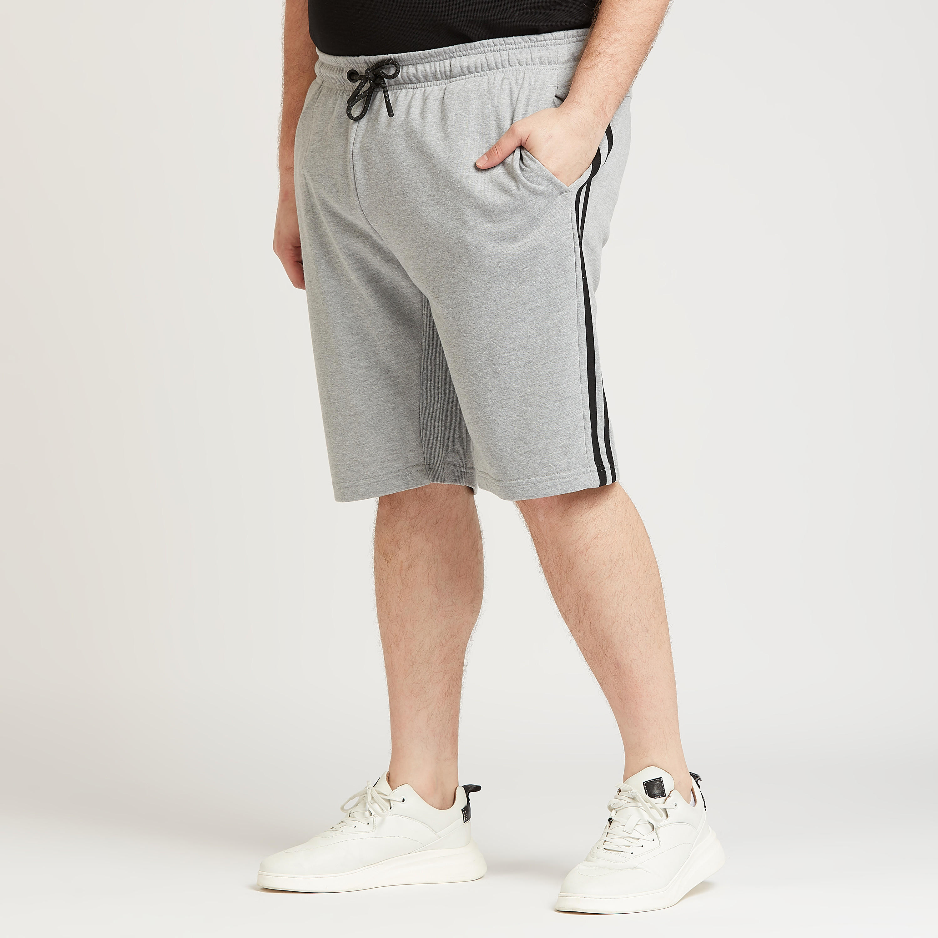 شورت سادة بخصر متوسط الارتفاع ورباط وجيوب-men-clothing-bottoms-shorts-image-1