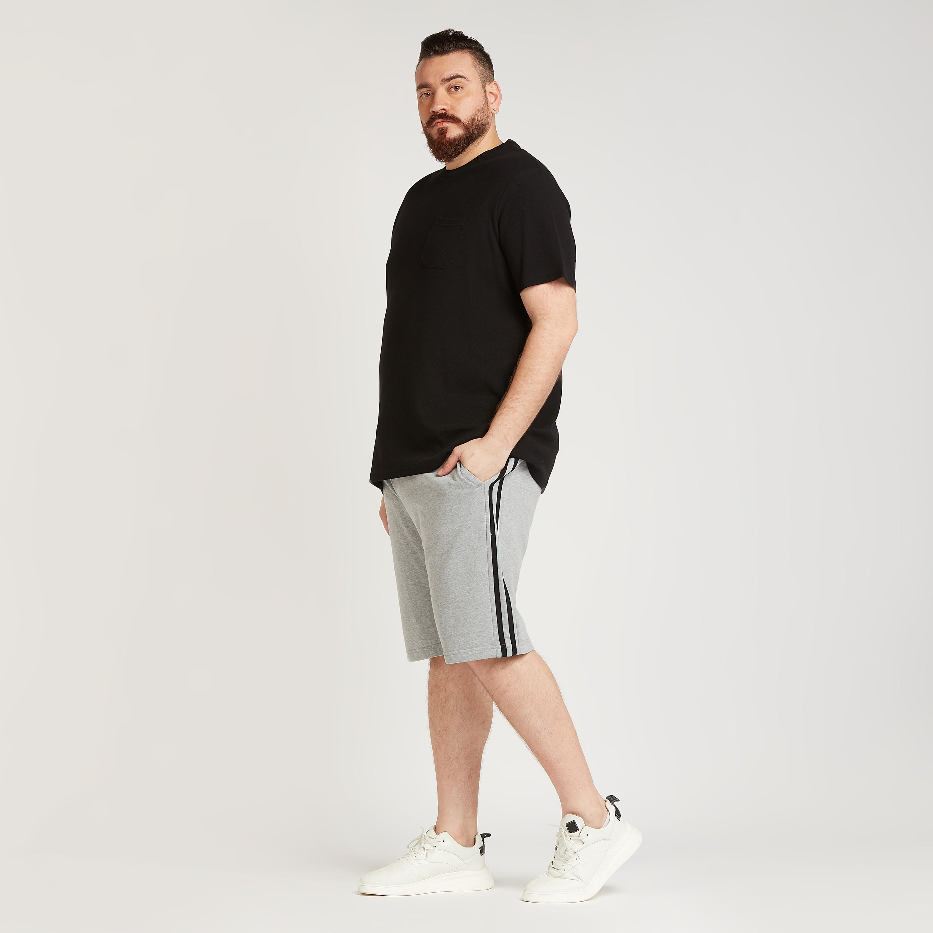 شورت سادة بخصر متوسط الارتفاع ورباط وجيوب-men-clothing-bottoms-shorts-image-2